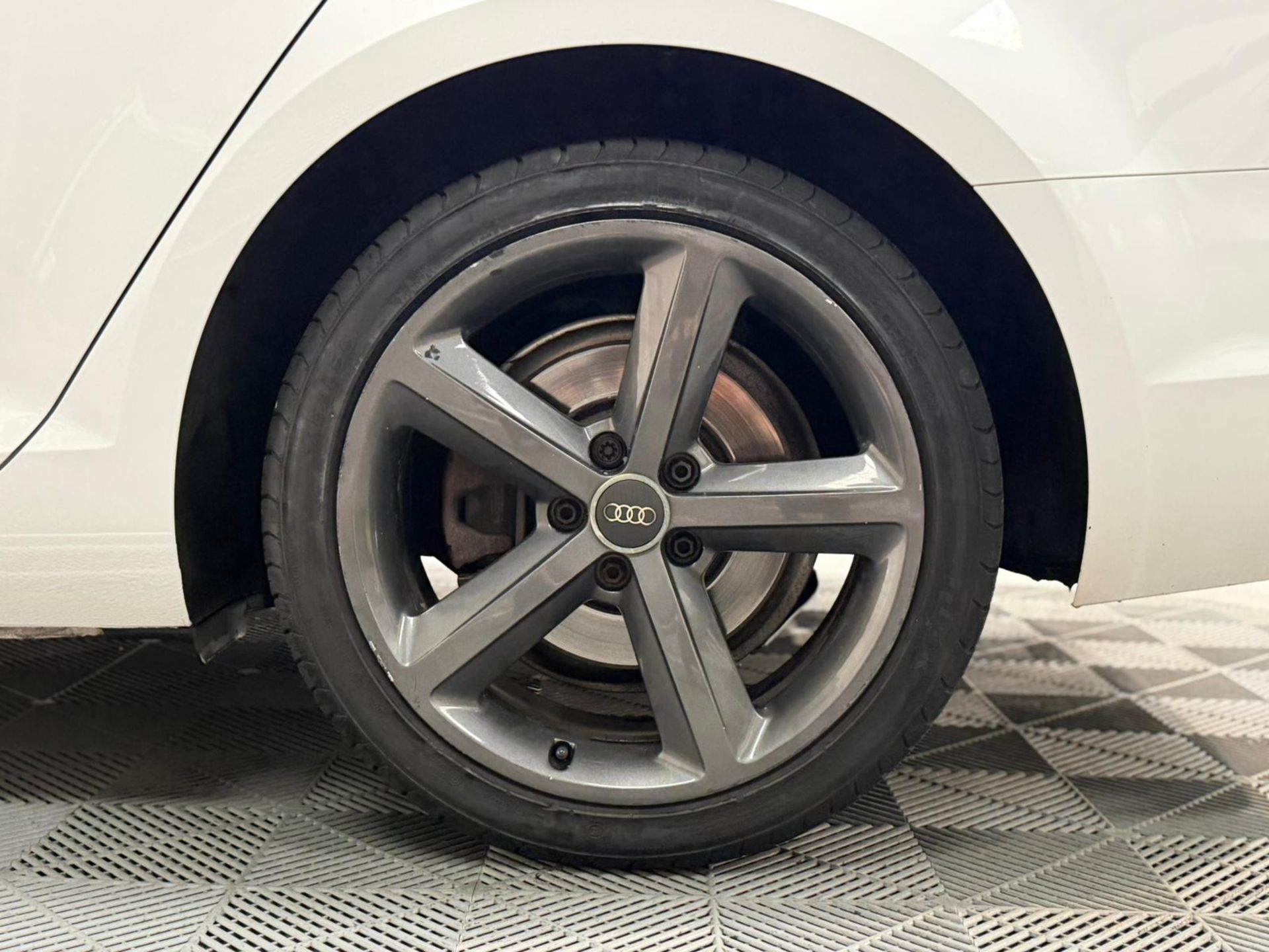 **(ONLY 109K MILEAGE)** 2017 AUDI A4 SE ULTRA TDI 1968CC DIESEL MANUAL >>--NO VAT ON HAMMER--<< - Image 25 of 29