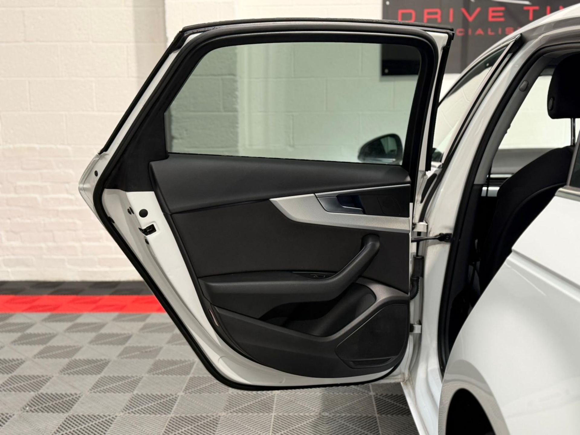 **(ONLY 109K MILEAGE)** 2017 AUDI A4 SE ULTRA TDI 1968CC DIESEL MANUAL >>--NO VAT ON HAMMER--<< - Image 16 of 29