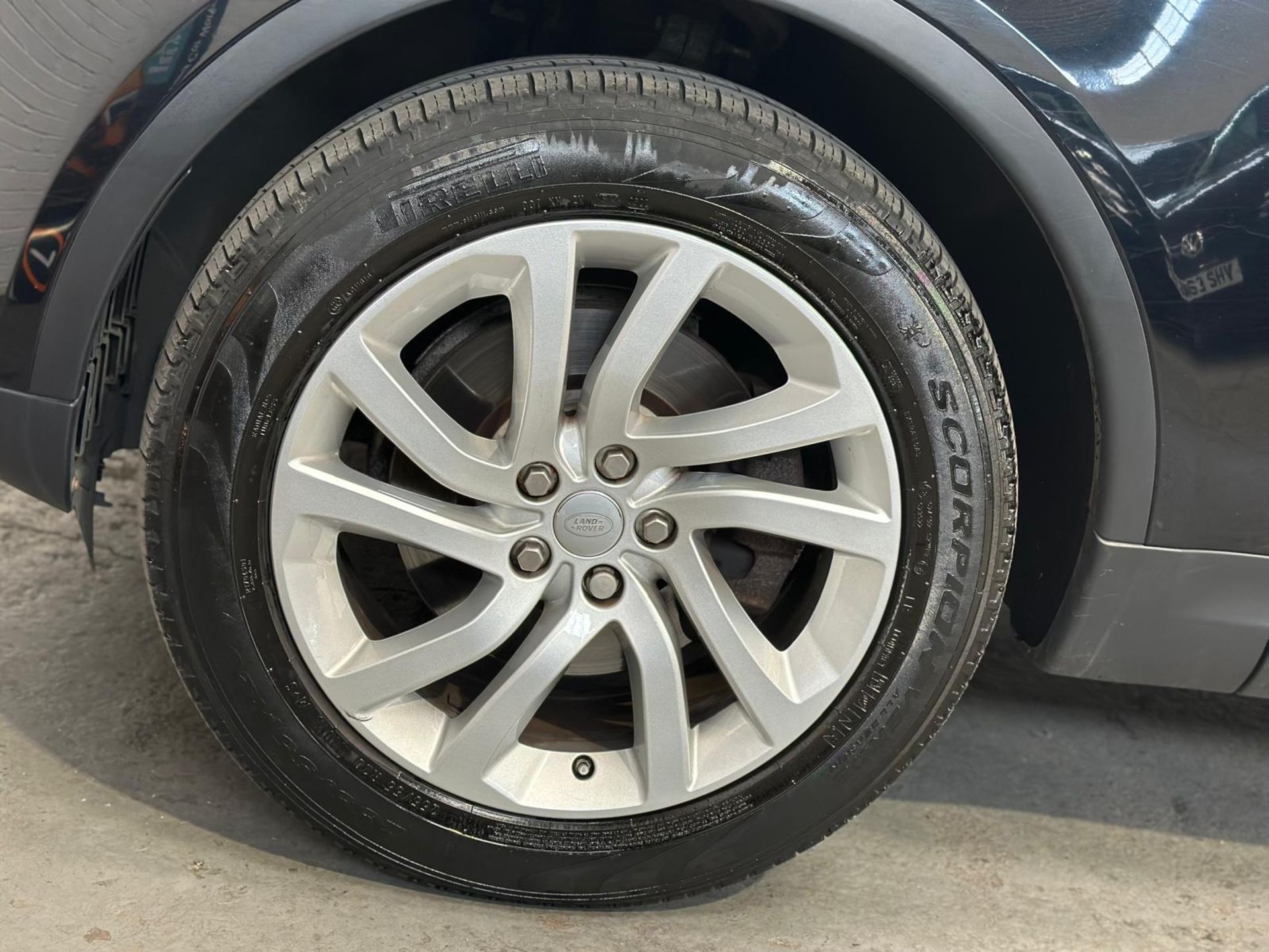 **(ONLY 76K MILEAGE)** 2017 LAND ROVER DISCOVERY HSE >>--NO VAT ON HAMMER--<< - Image 18 of 47