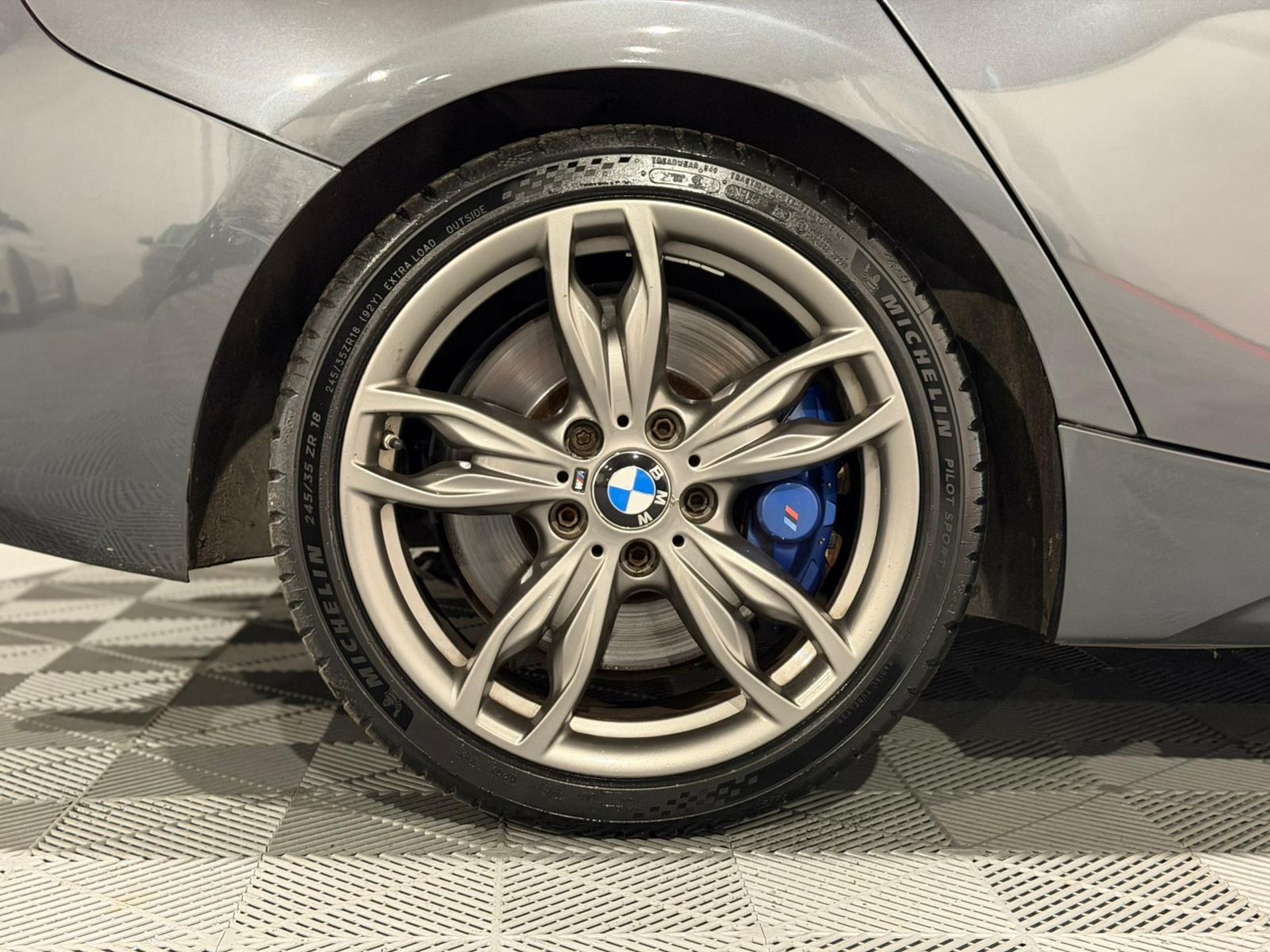 2017 BMW M140I AUTO – GREY >>--NO VAT ON HAMMER--<< - Image 25 of 57