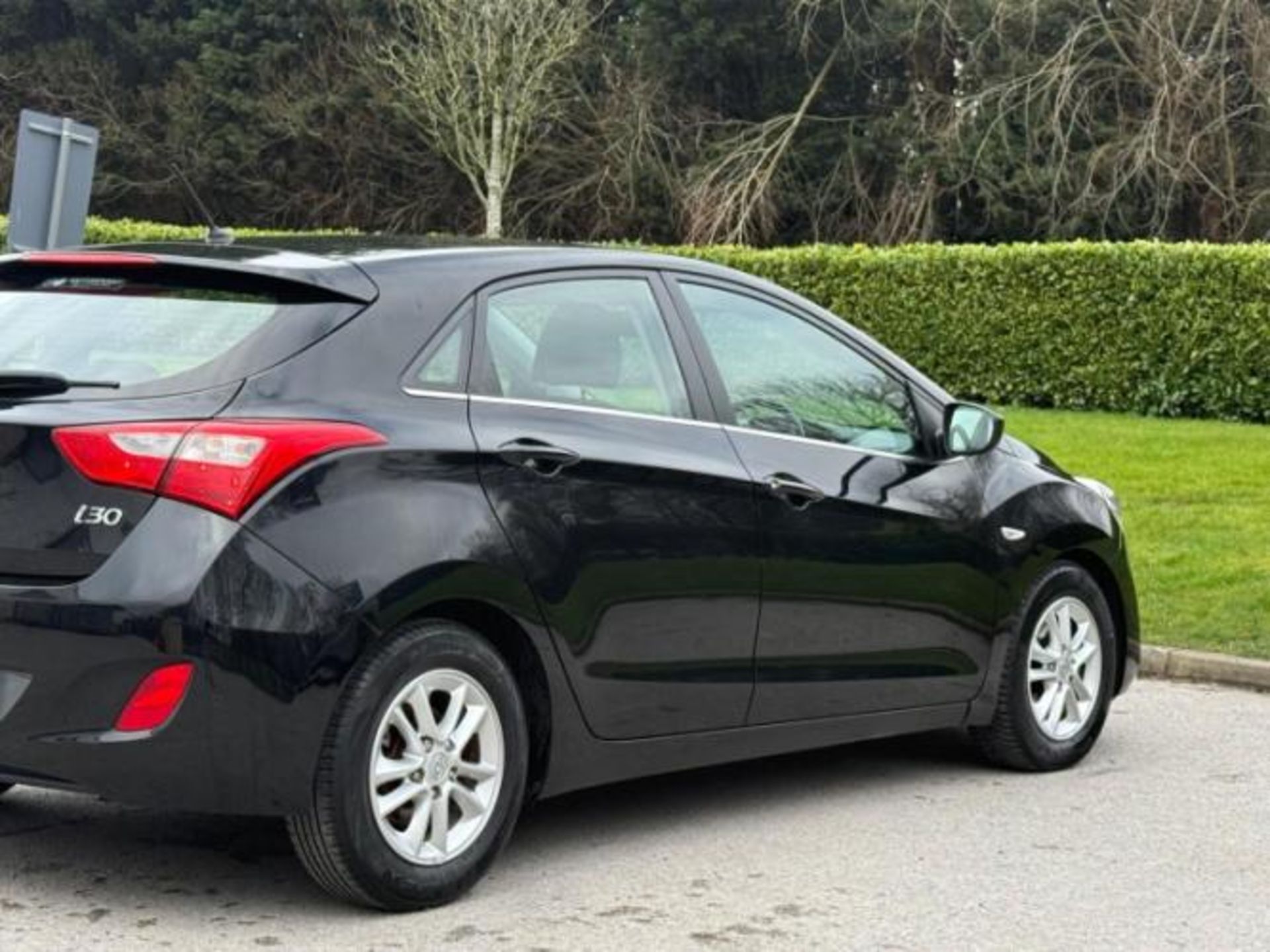 2015 HYUNDAI I30 SE BLUE DRIVE CRDI 1.6 DIESEL MANUAL HATCHBACK BLACK >>--NO VAT ON HAMMER--<< - Image 10 of 40