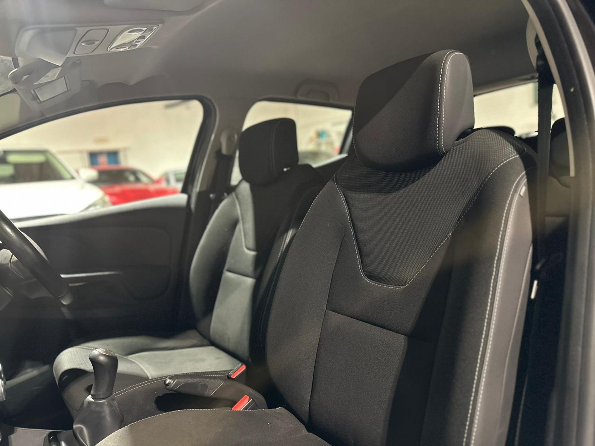 2016 RENAULT CLIO DYNAMIQUE NAV 16V – BLACK >>--NO VAT ON HAMMER--<< - Image 23 of 35