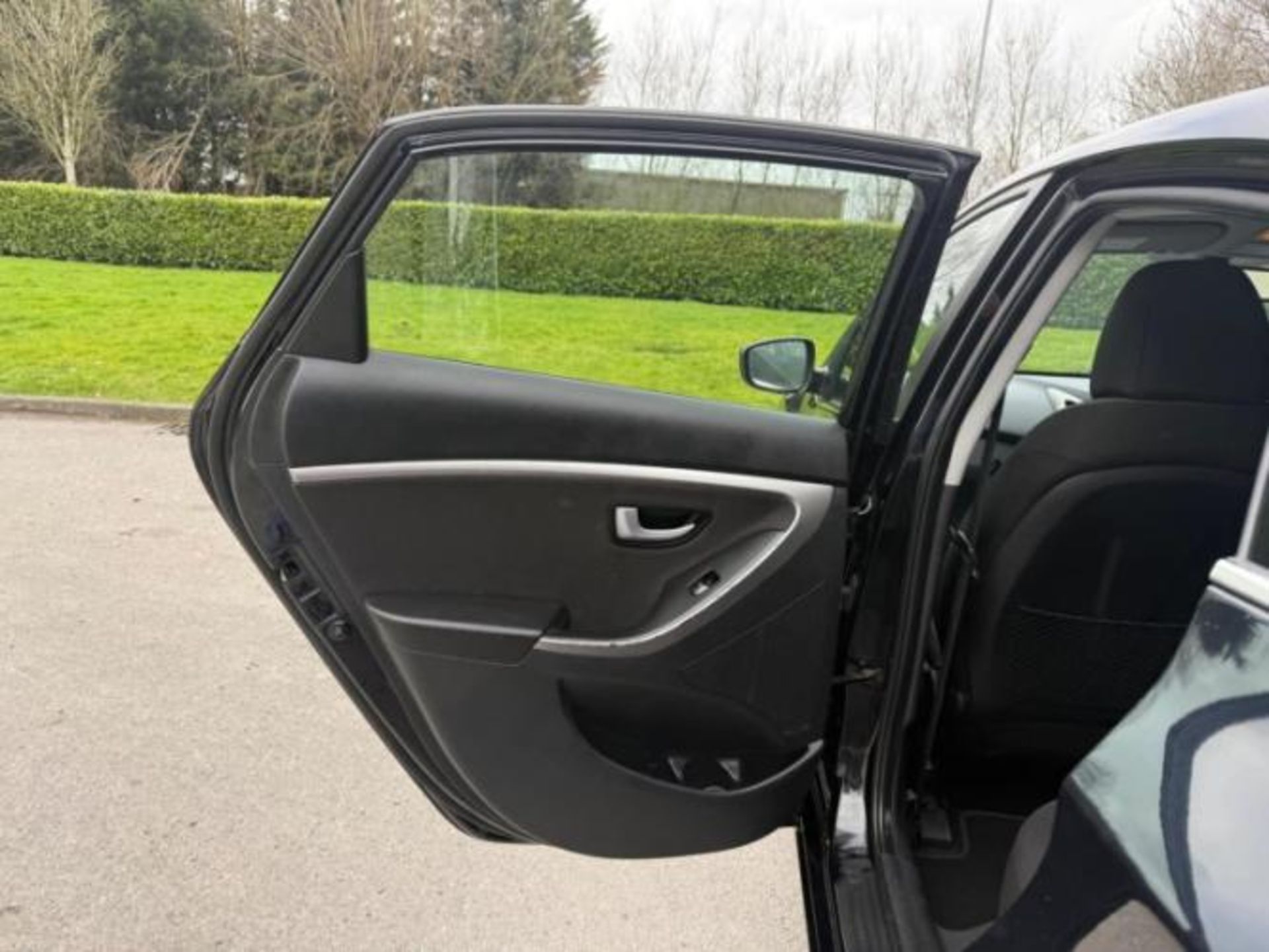 2015 HYUNDAI I30 SE BLUE DRIVE CRDI 1.6 DIESEL MANUAL HATCHBACK BLACK >>--NO VAT ON HAMMER--<< - Image 31 of 40