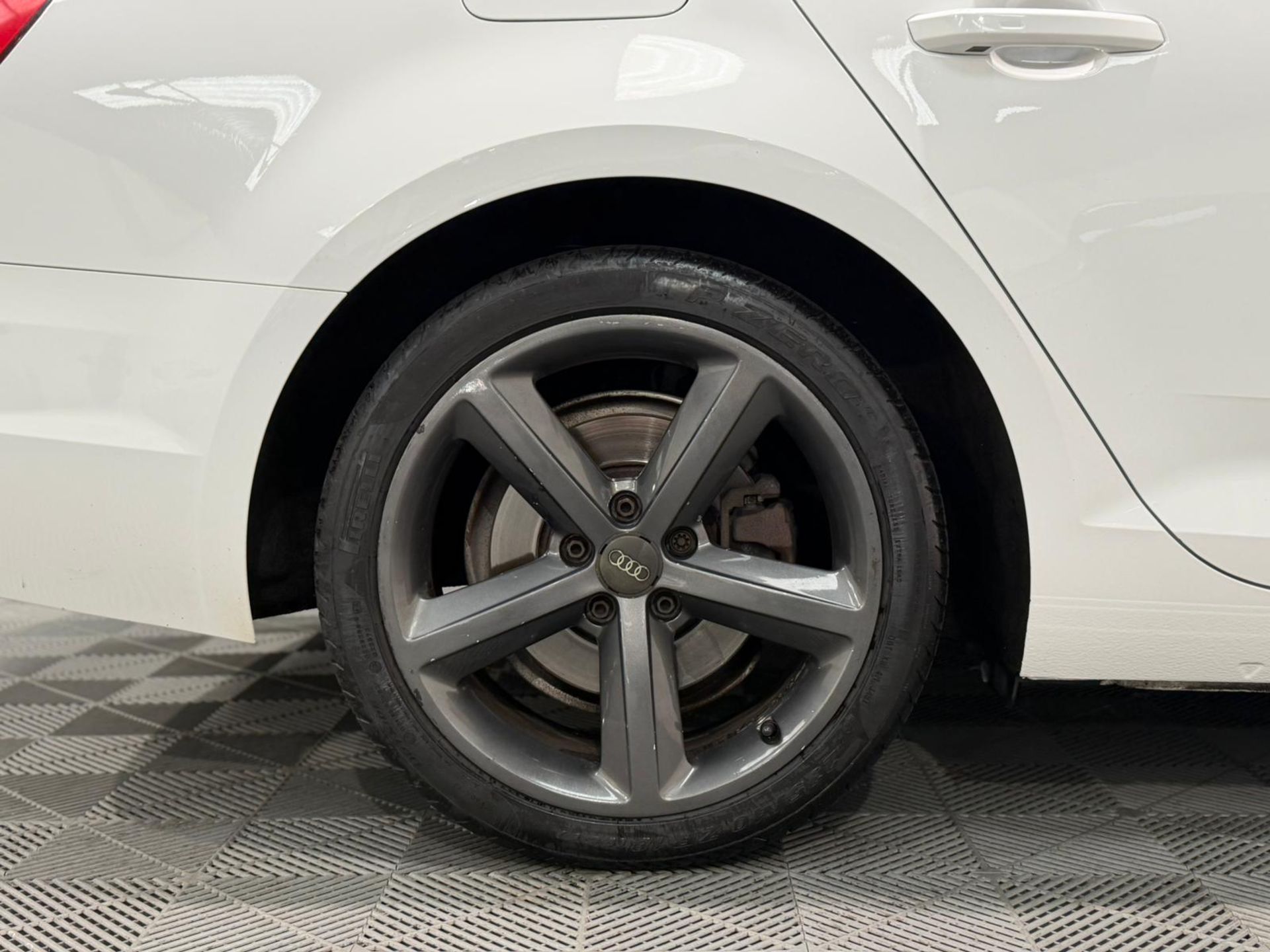 **(ONLY 109K MILEAGE)** 2017 AUDI A4 SE ULTRA TDI 1968CC DIESEL MANUAL >>--NO VAT ON HAMMER--<< - Image 18 of 29