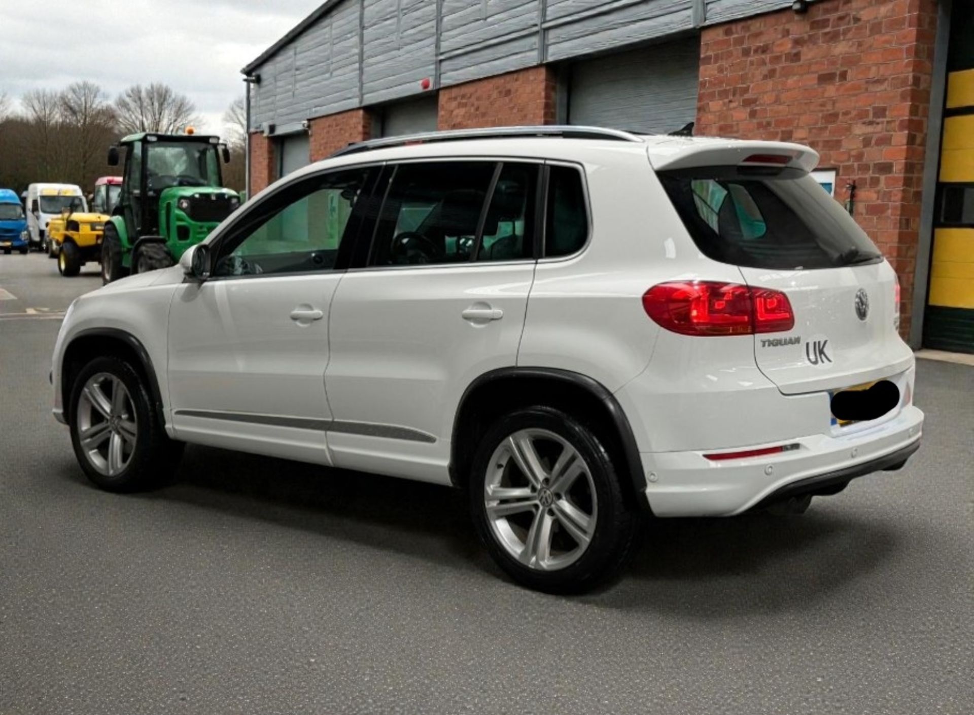 **(ONLY 85K MILEAGE)** 2016 VOLKSWAGEN TIGUAN 2.0 TDI BLUEMOTION TECH >>--NO VAT ON HAMMER--<< - Image 3 of 35