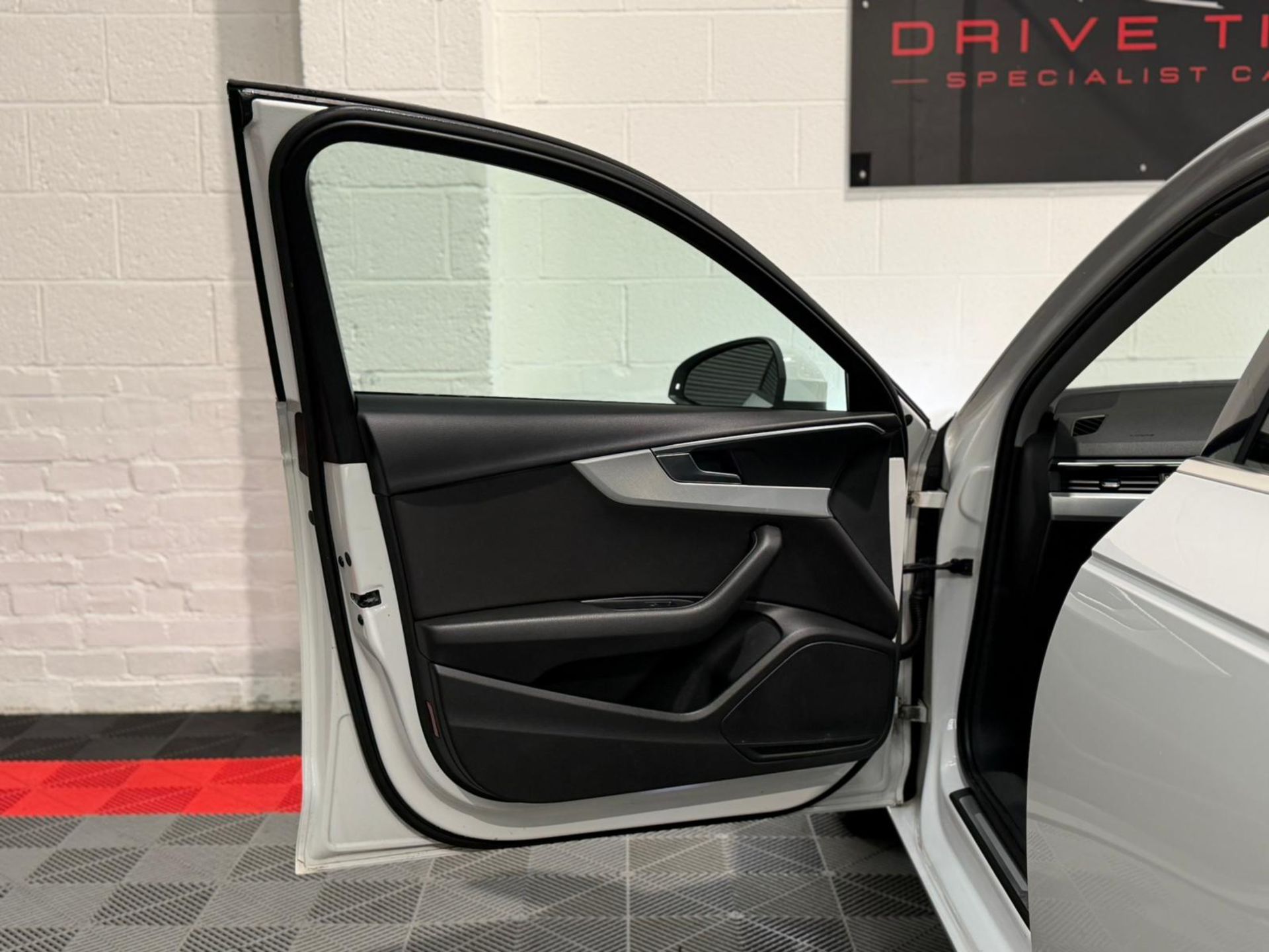 **(ONLY 109K MILEAGE)** 2017 AUDI A4 SE ULTRA TDI 1968CC DIESEL MANUAL >>--NO VAT ON HAMMER--<< - Image 12 of 29
