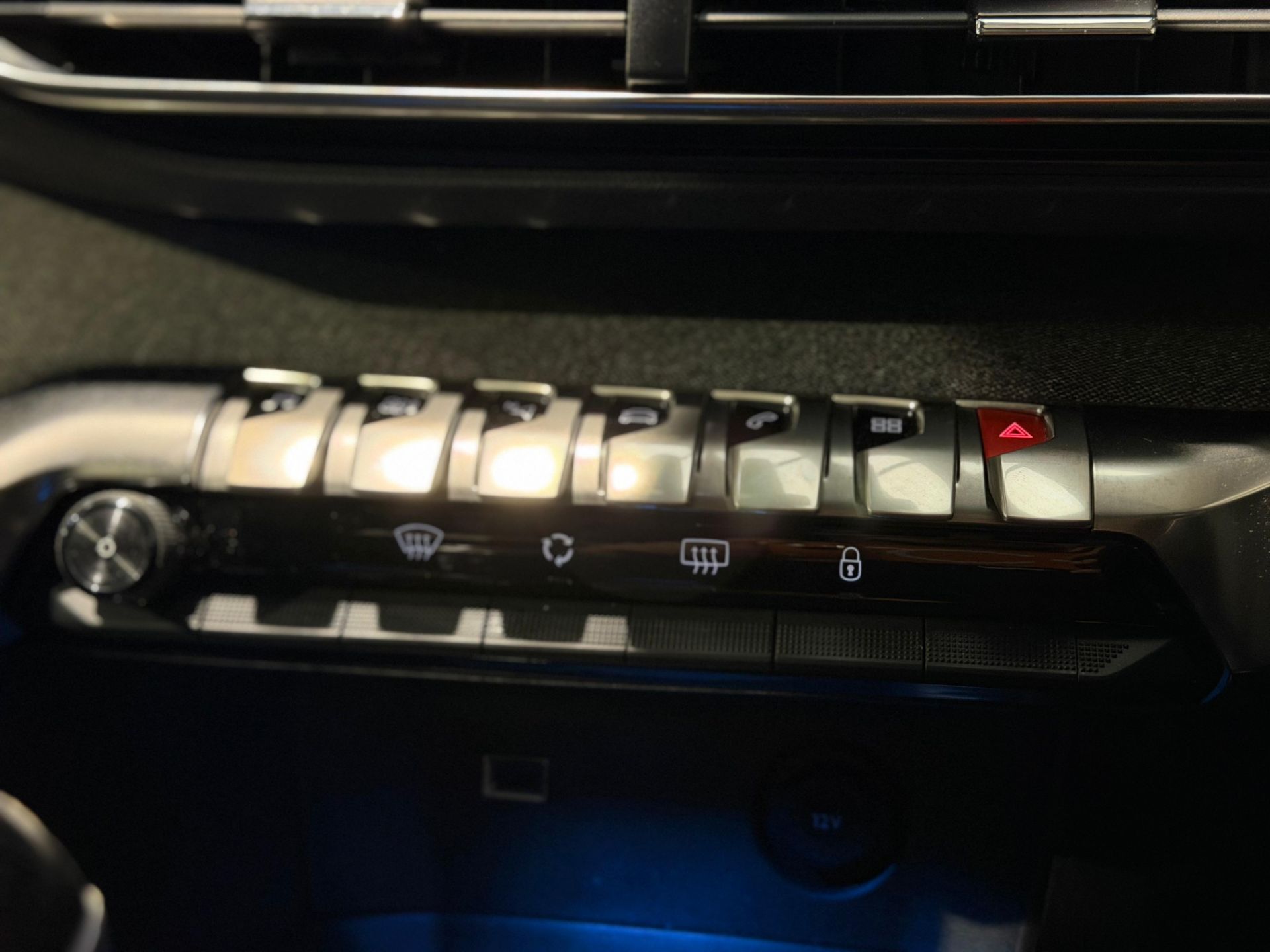 **(ONLY 69K MILEAGE)** 2018 PEUGEOT 3008 ALLURE S/S 1.2 PURETECH MANUAL >>--NO VAT ON HAMMER--<< - Image 27 of 28