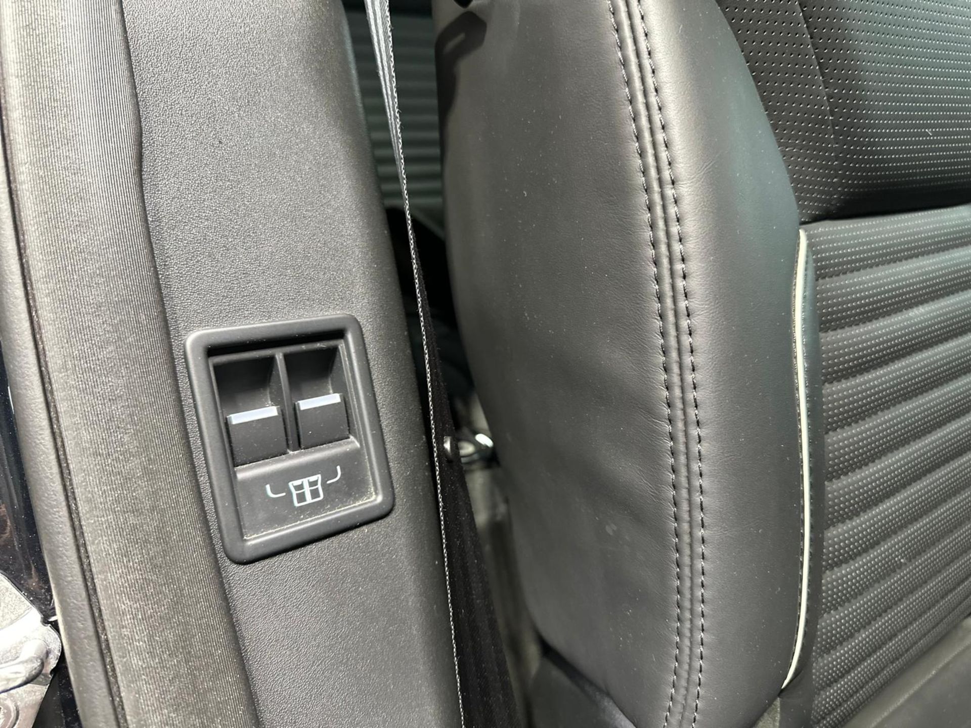 **(ONLY 76K MILEAGE)** 2017 LAND ROVER DISCOVERY HSE >>--NO VAT ON HAMMER--<< - Image 27 of 47
