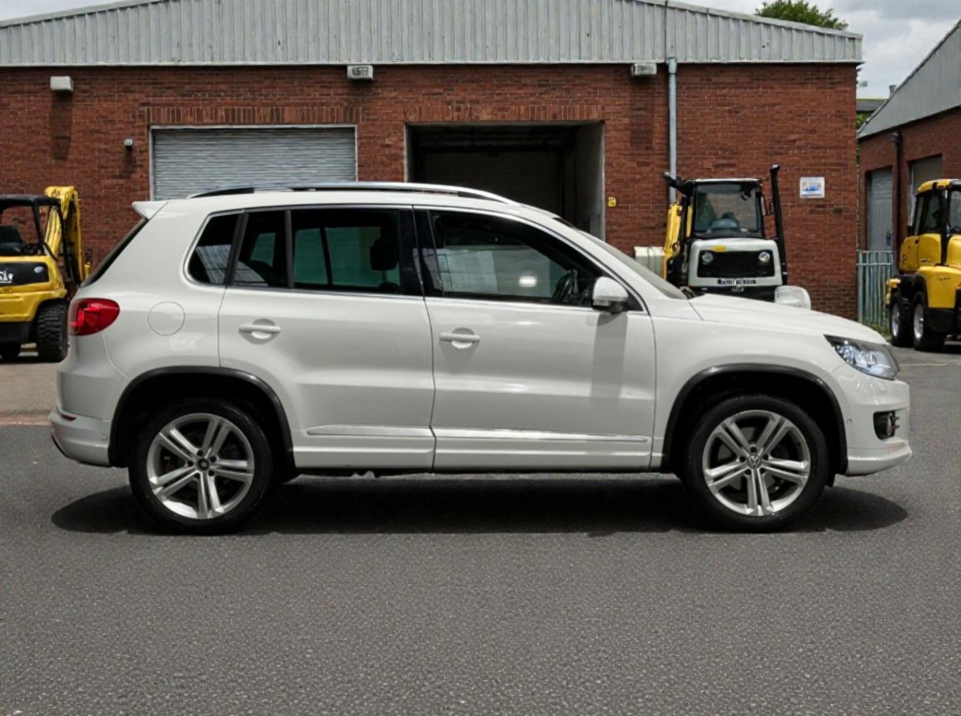 **(ONLY 85K MILEAGE)** 2016 VOLKSWAGEN TIGUAN 2.0 TDI BLUEMOTION TECH >>--NO VAT ON HAMMER--<< - Image 8 of 35