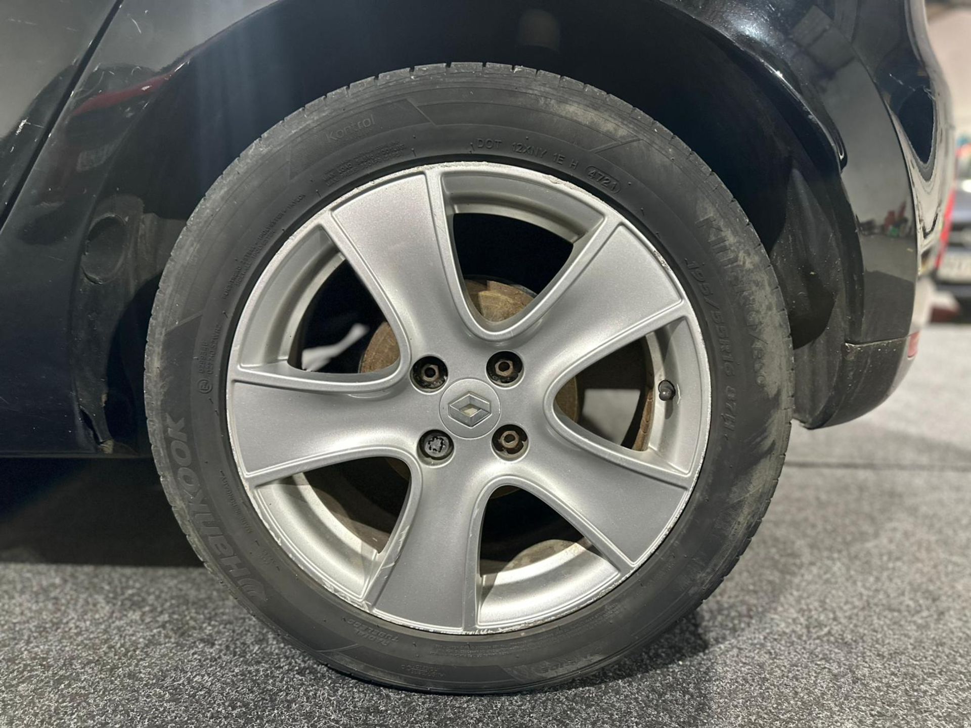 2016 RENAULT CLIO DYNAMIQUE NAV 16V – BLACK >>--NO VAT ON HAMMER--<< - Image 14 of 35