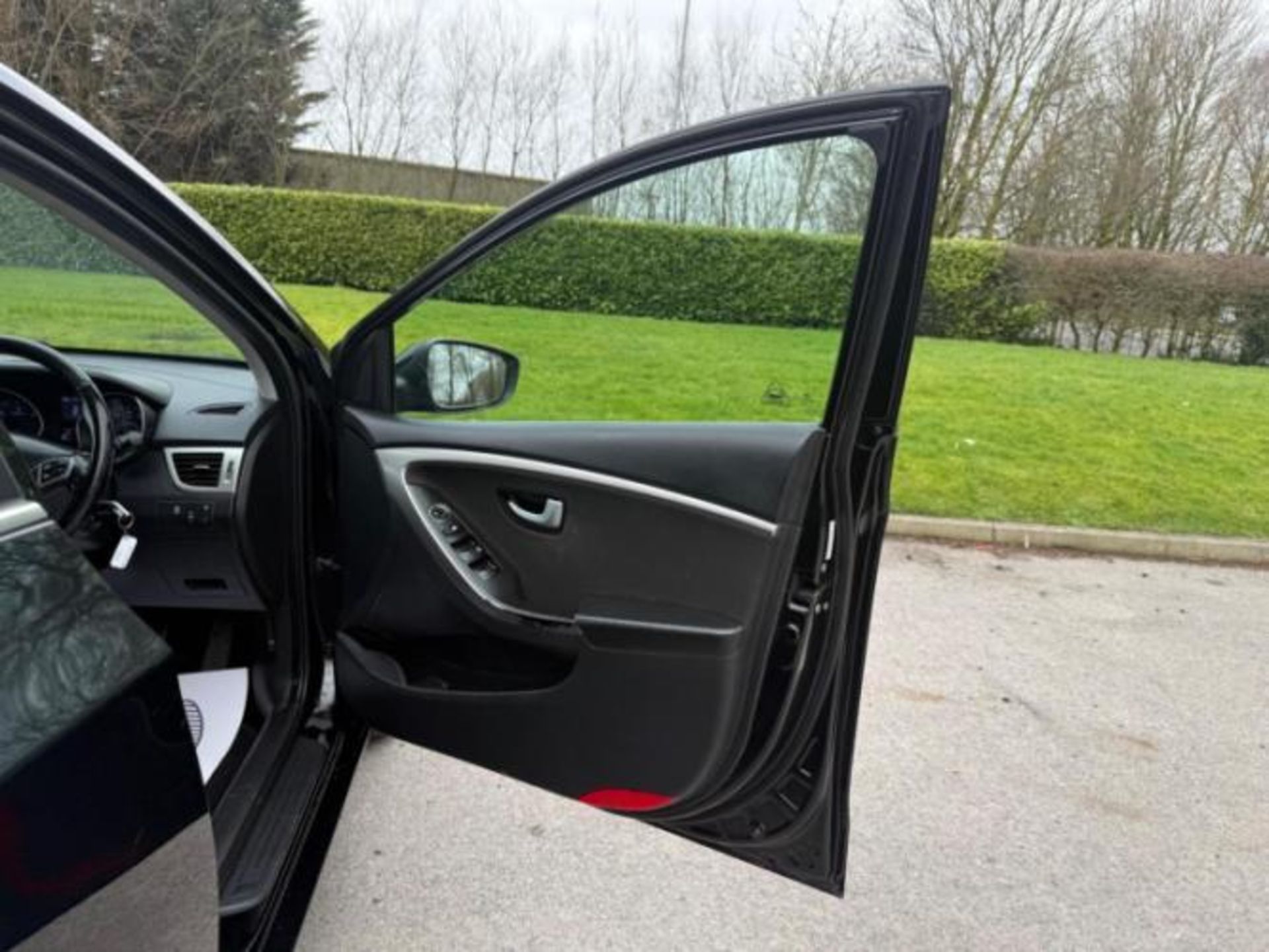 2015 HYUNDAI I30 SE BLUE DRIVE CRDI 1.6 DIESEL MANUAL HATCHBACK BLACK >>--NO VAT ON HAMMER--<< - Image 32 of 40
