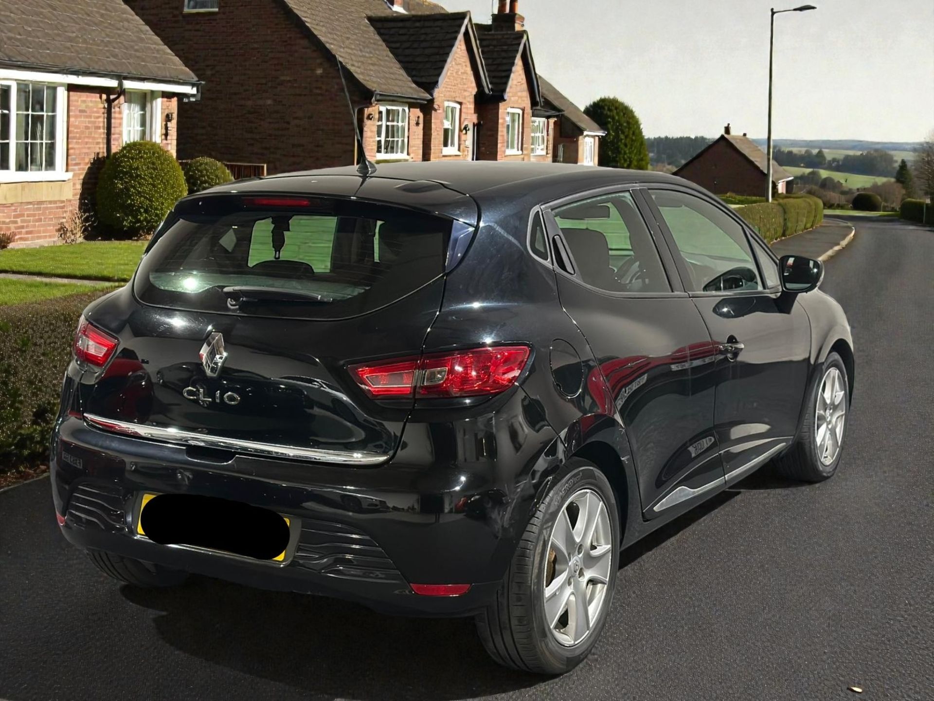 2016 RENAULT CLIO DYNAMIQUE NAV 16V – BLACK >>--NO VAT ON HAMMER--<< - Image 7 of 35