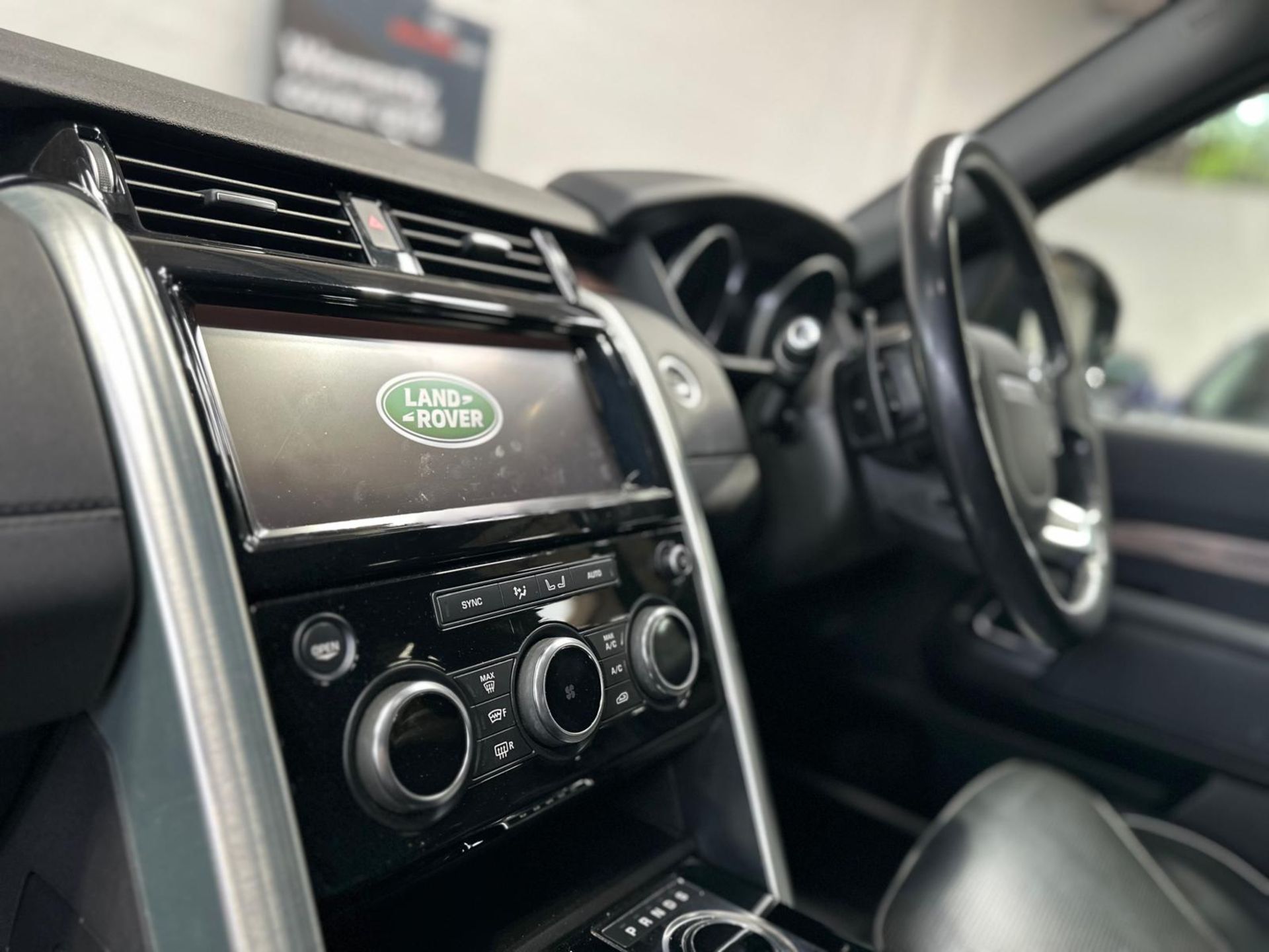 **(ONLY 76K MILEAGE)** 2017 LAND ROVER DISCOVERY HSE >>--NO VAT ON HAMMER--<< - Image 29 of 47
