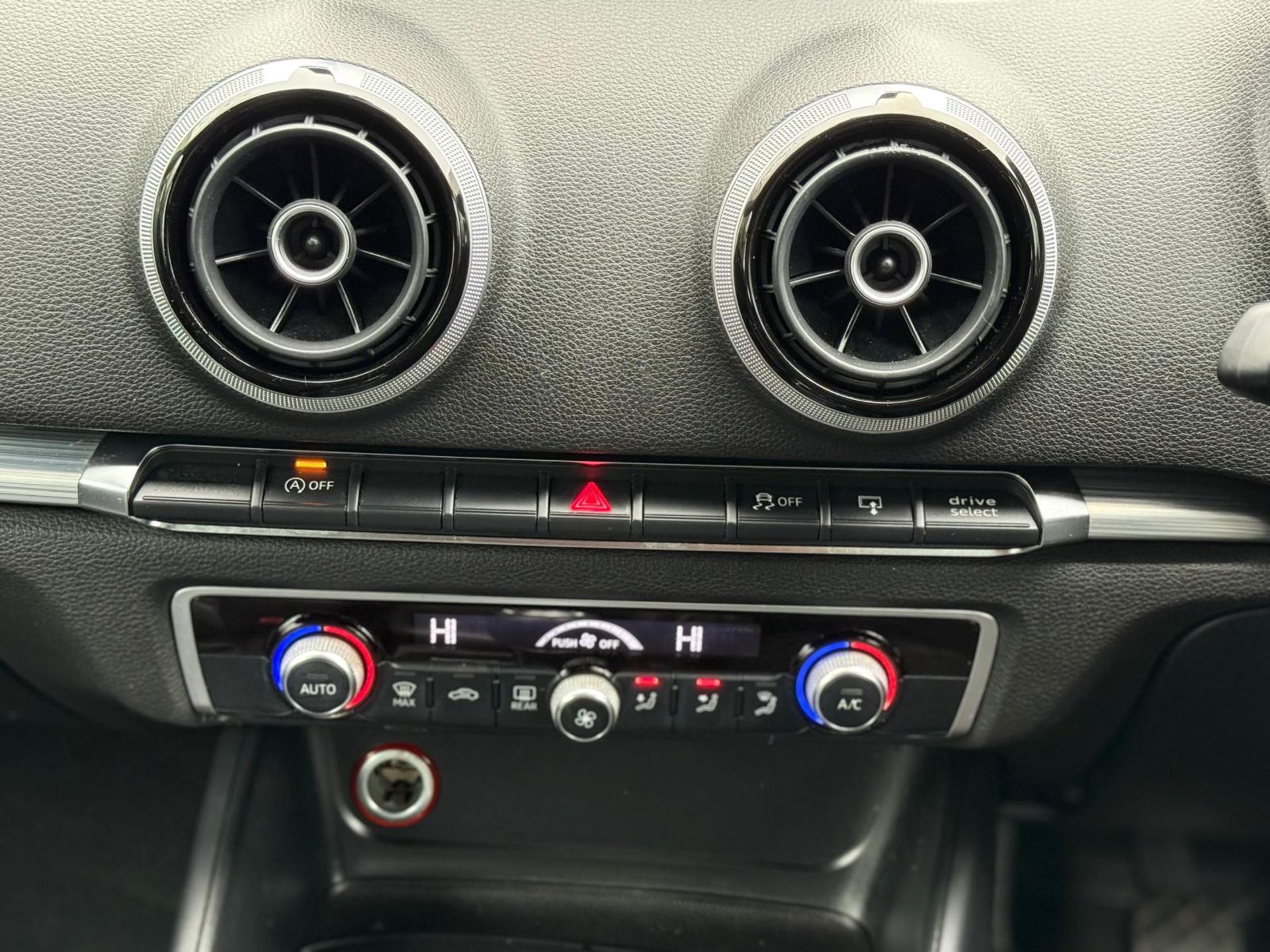 **(ONLY 55K MILEAGE)** 2016 AUDI A3 SPORT NAV TDI 1.6 DIESEL MANUAL HATCHBACK >-NO VAT ON HAMMER-< - Image 11 of 27