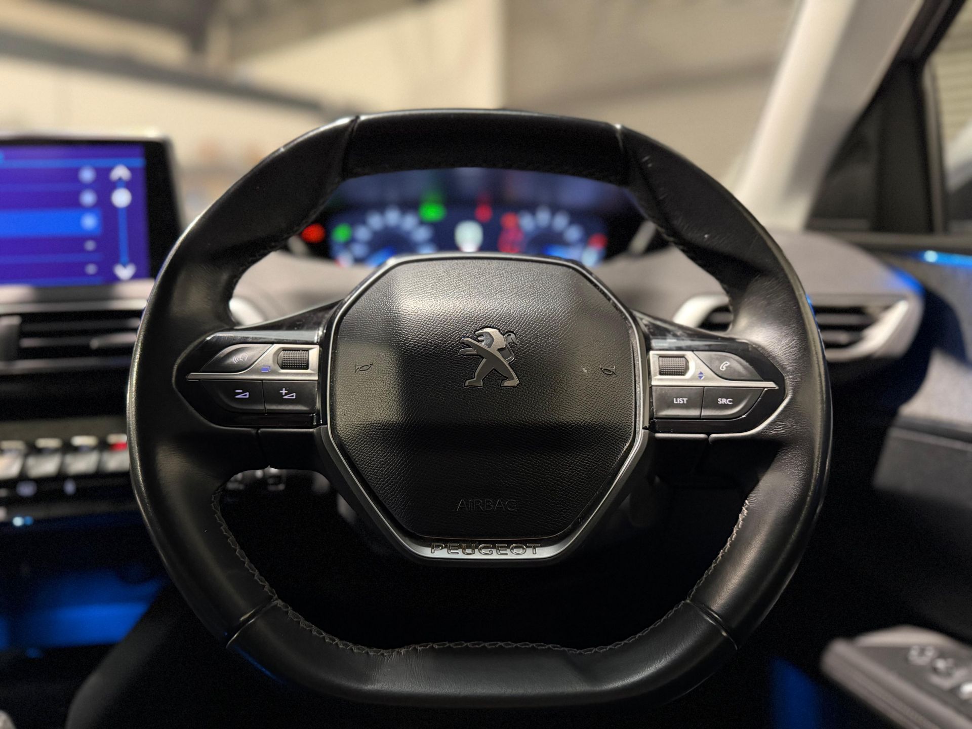 **(ONLY 69K MILEAGE)** 2018 PEUGEOT 3008 ALLURE S/S 1.2 PURETECH MANUAL >>--NO VAT ON HAMMER--<< - Image 17 of 28