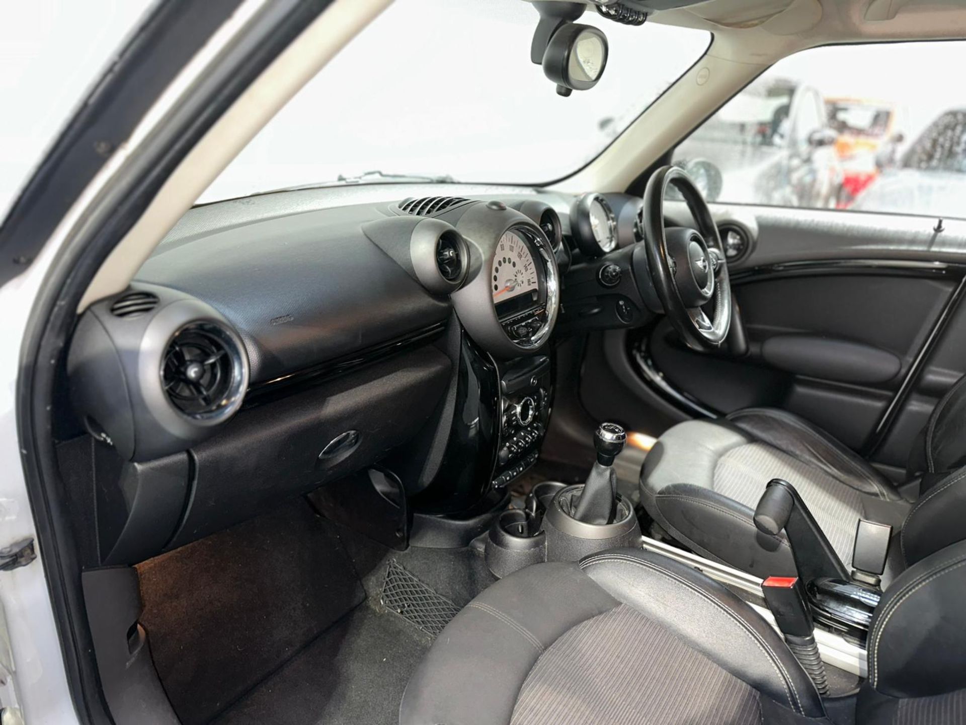 2011 MINI COUNTRYMAN COOPER D – 1.6 DIESEL – MANUAL - Image 15 of 31
