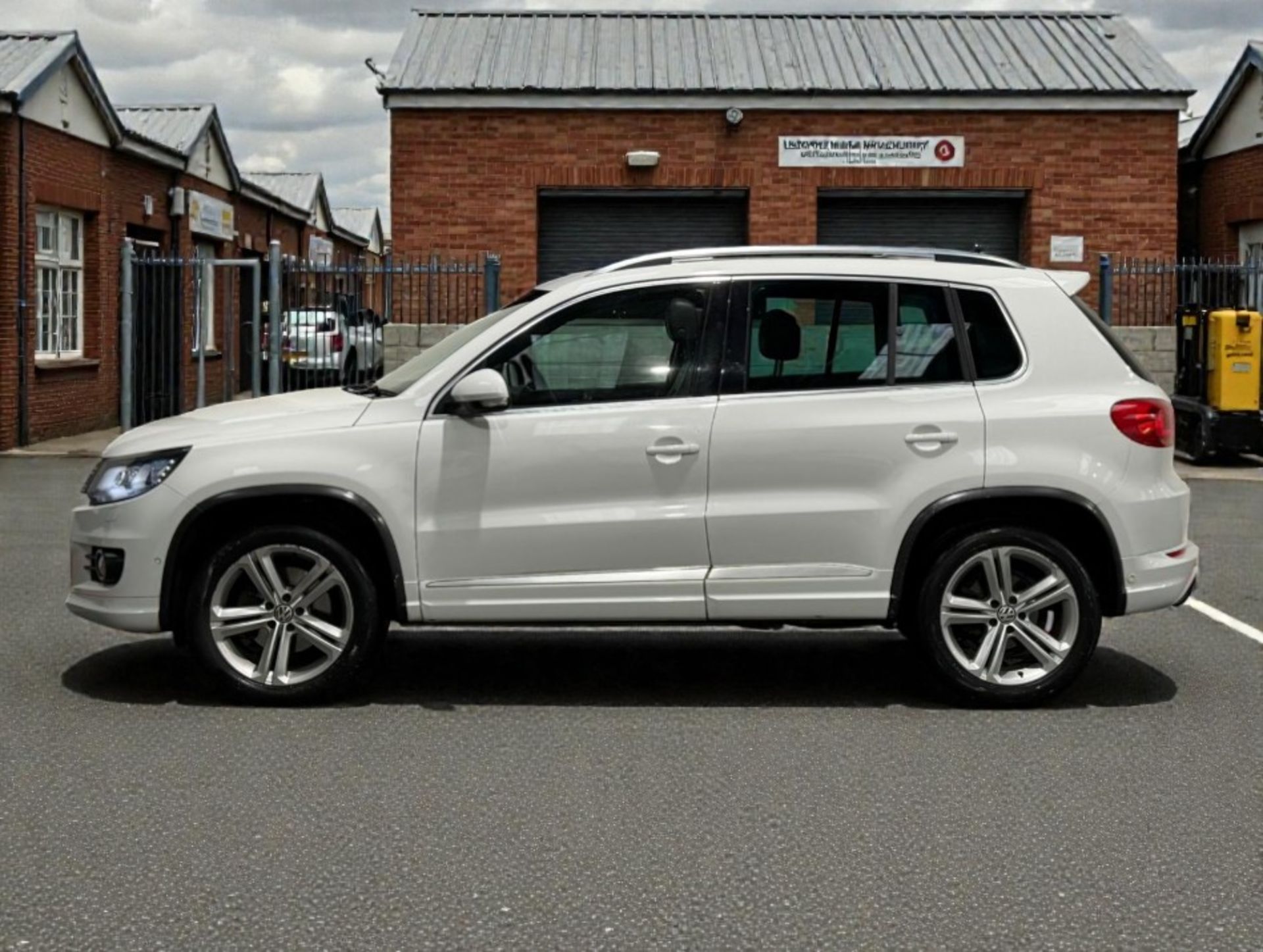 **(ONLY 85K MILEAGE)** 2016 VOLKSWAGEN TIGUAN 2.0 TDI BLUEMOTION TECH >>--NO VAT ON HAMMER--<< - Image 9 of 35
