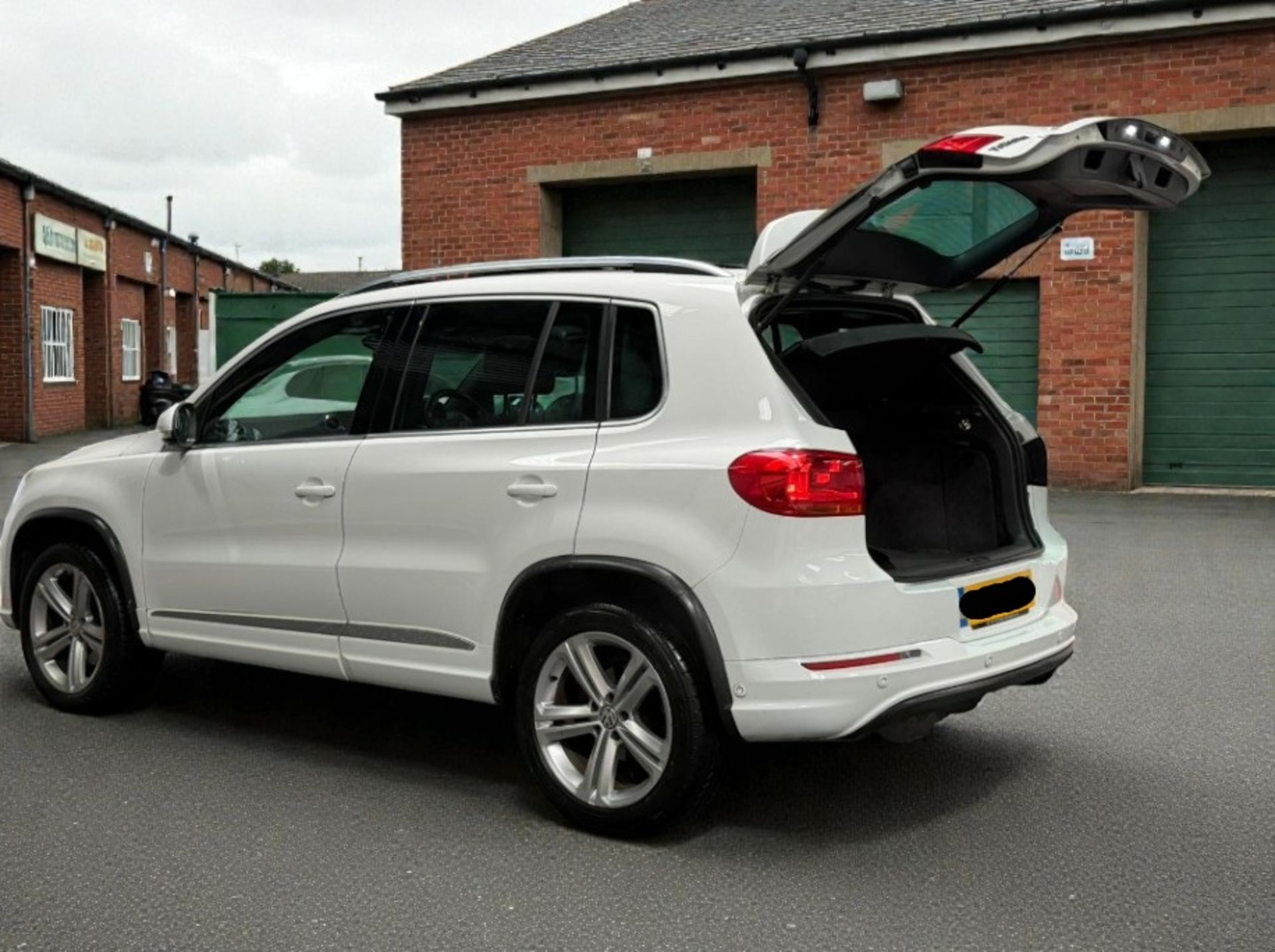 **(ONLY 85K MILEAGE)** 2016 VOLKSWAGEN TIGUAN 2.0 TDI BLUEMOTION TECH >>--NO VAT ON HAMMER--<< - Image 2 of 35
