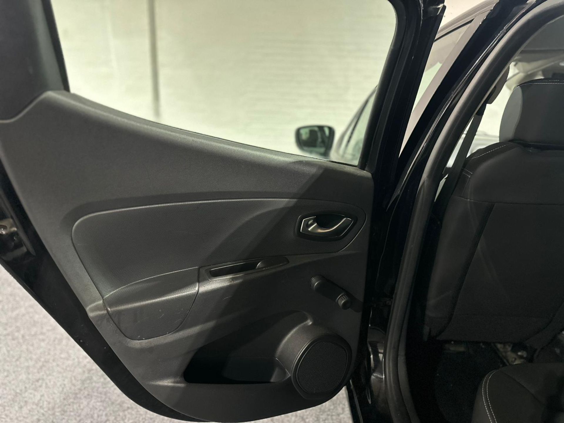 2016 RENAULT CLIO DYNAMIQUE NAV 16V – BLACK >>--NO VAT ON HAMMER--<< - Image 33 of 35