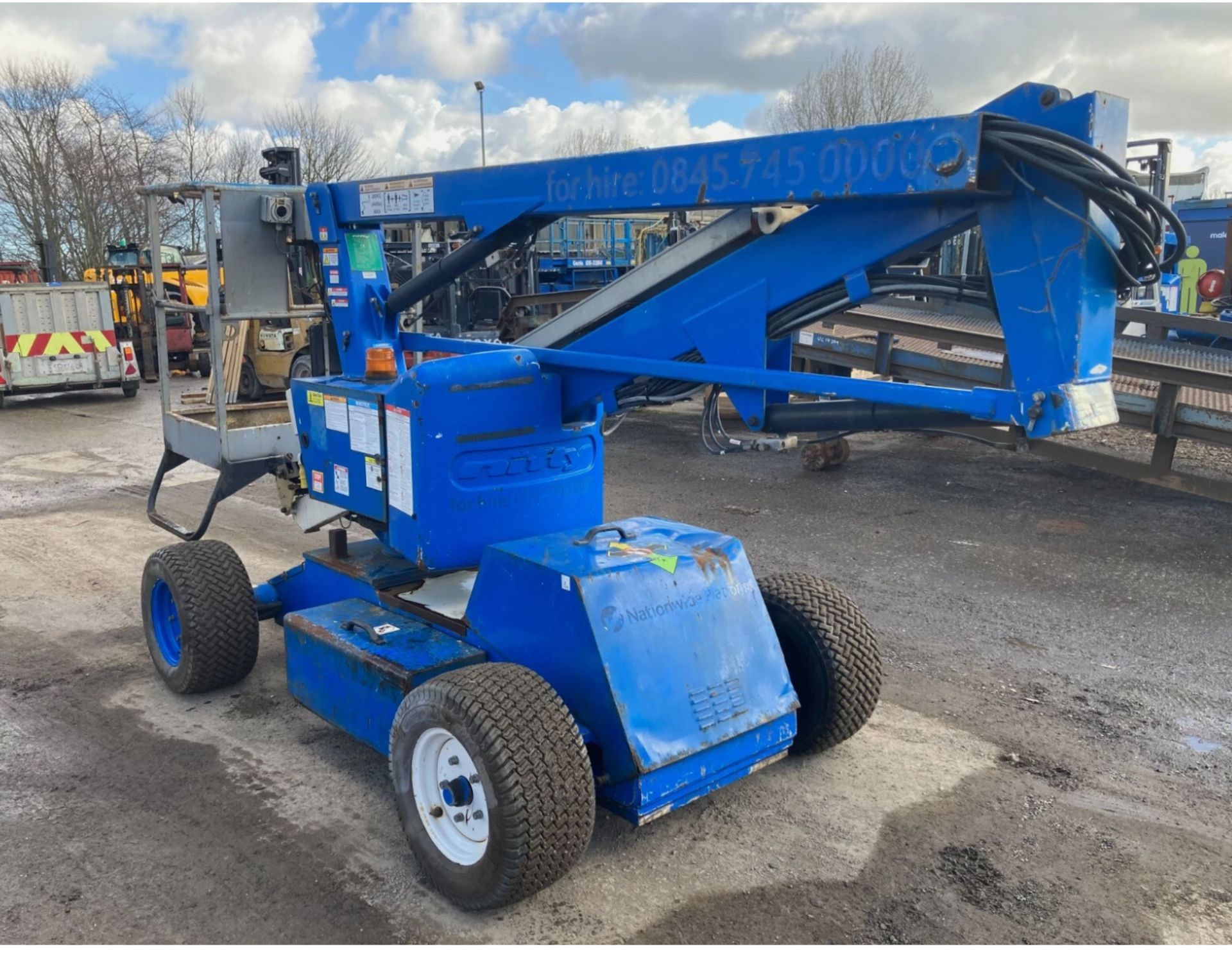 NIFTYLIFT HR12 CHERRY PICKER / SCISSOR LIFT – 2011