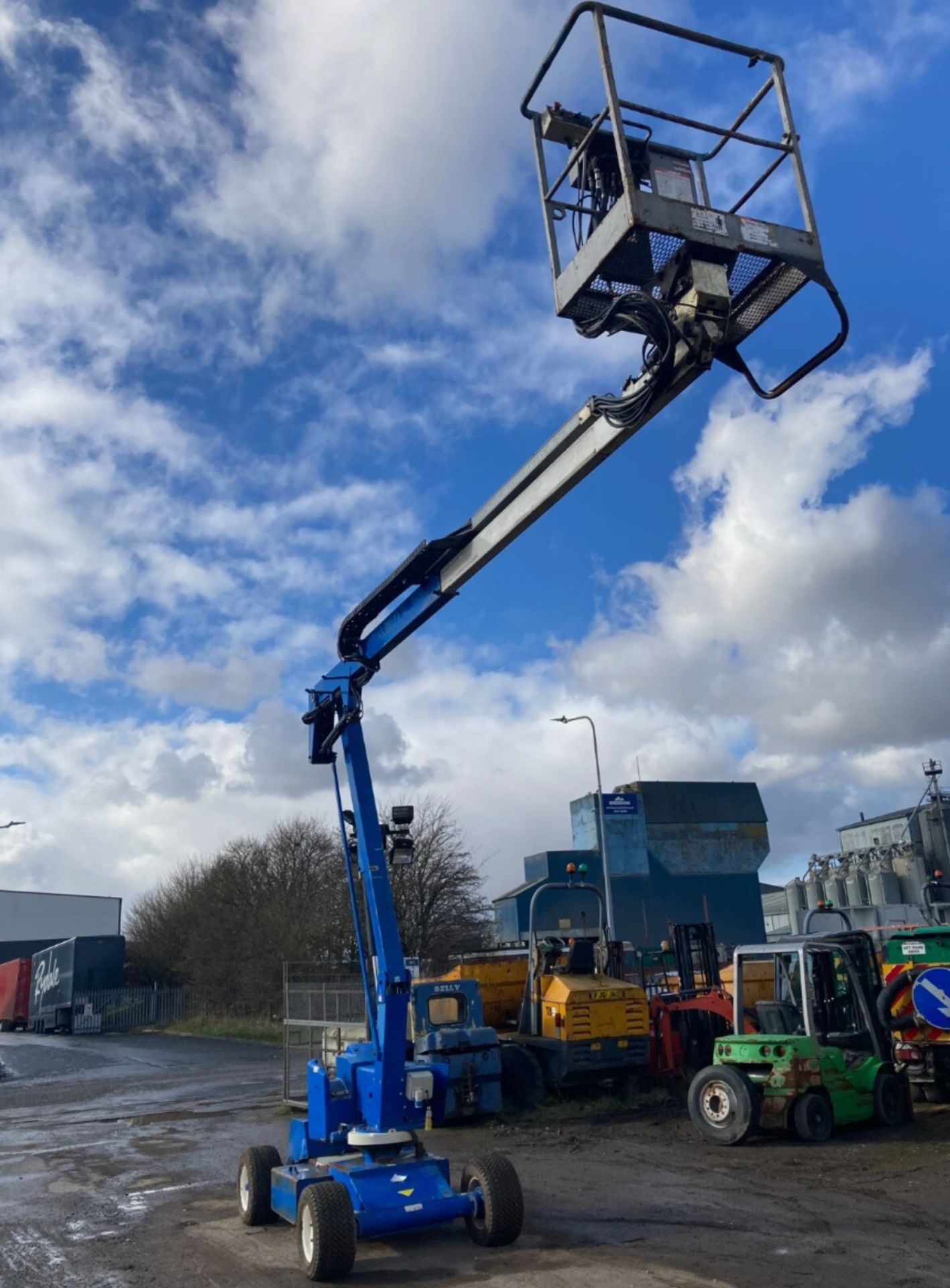 NIFTYLIFT HR12 CHERRY PICKER / SCISSOR LIFT – 2011 - Image 13 of 15