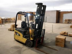 **(INCLUDES CHARGER)**2009 CAT LIFT TRUCKS EP16NT ELECTRIC FORKLIFT (3-WHEEL)