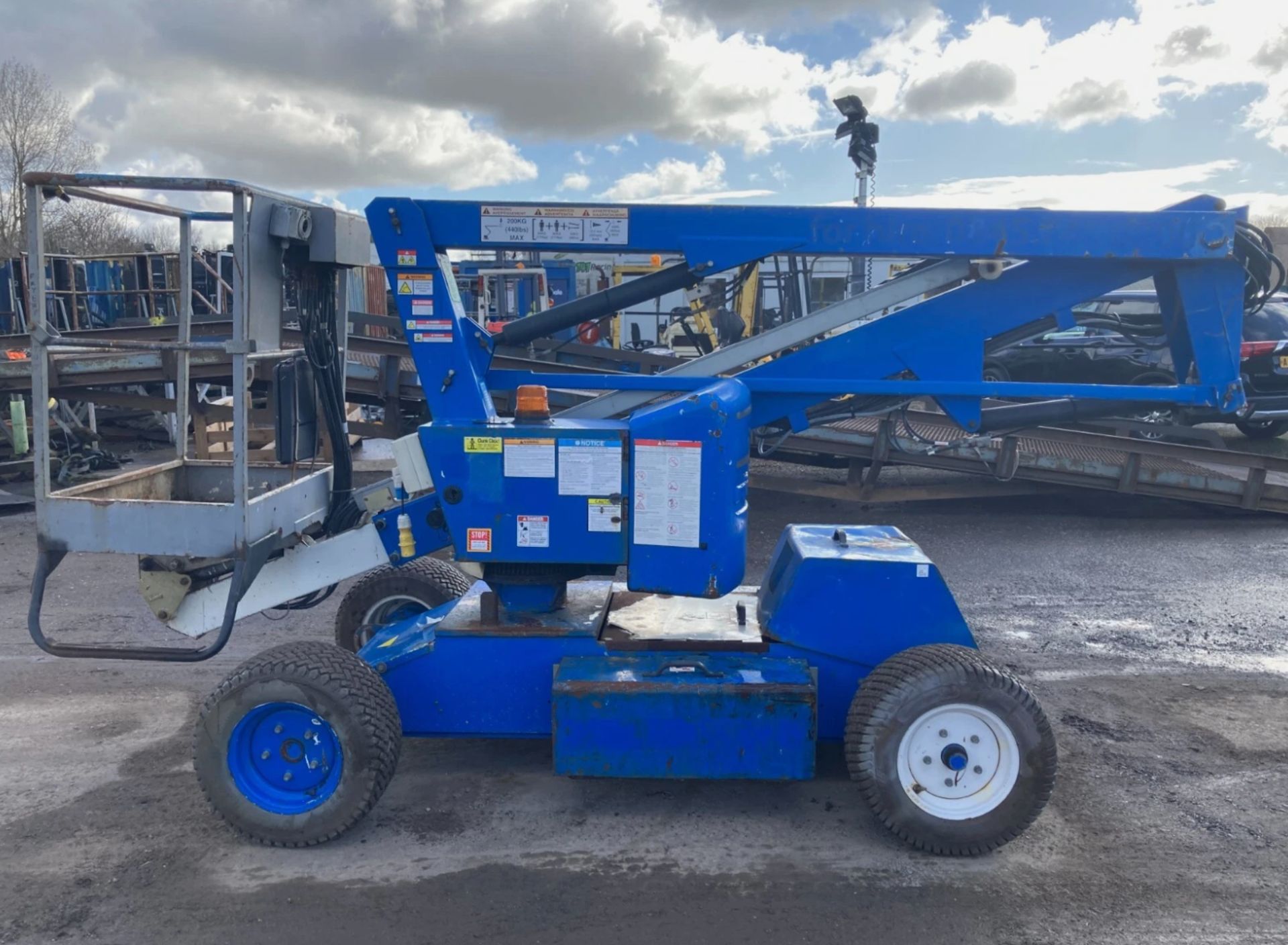 NIFTYLIFT HR12 CHERRY PICKER / SCISSOR LIFT – 2011 - Image 6 of 15