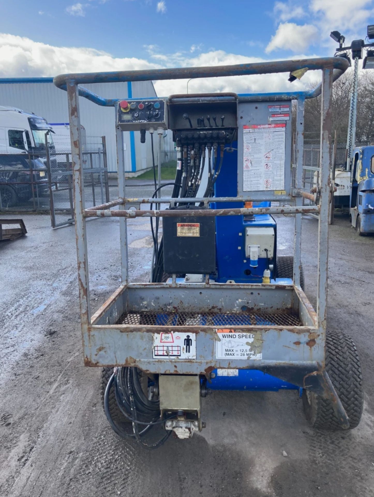 NIFTYLIFT HR12 CHERRY PICKER / SCISSOR LIFT – 2011 - Image 8 of 15