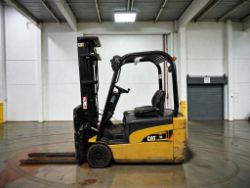 **(INCLUDES CHARGER)** 2008 CAT EP18NT – 1.8T ELECTRIC FORKLIFT – 2,802 HOURS – TRIPLEX MAST