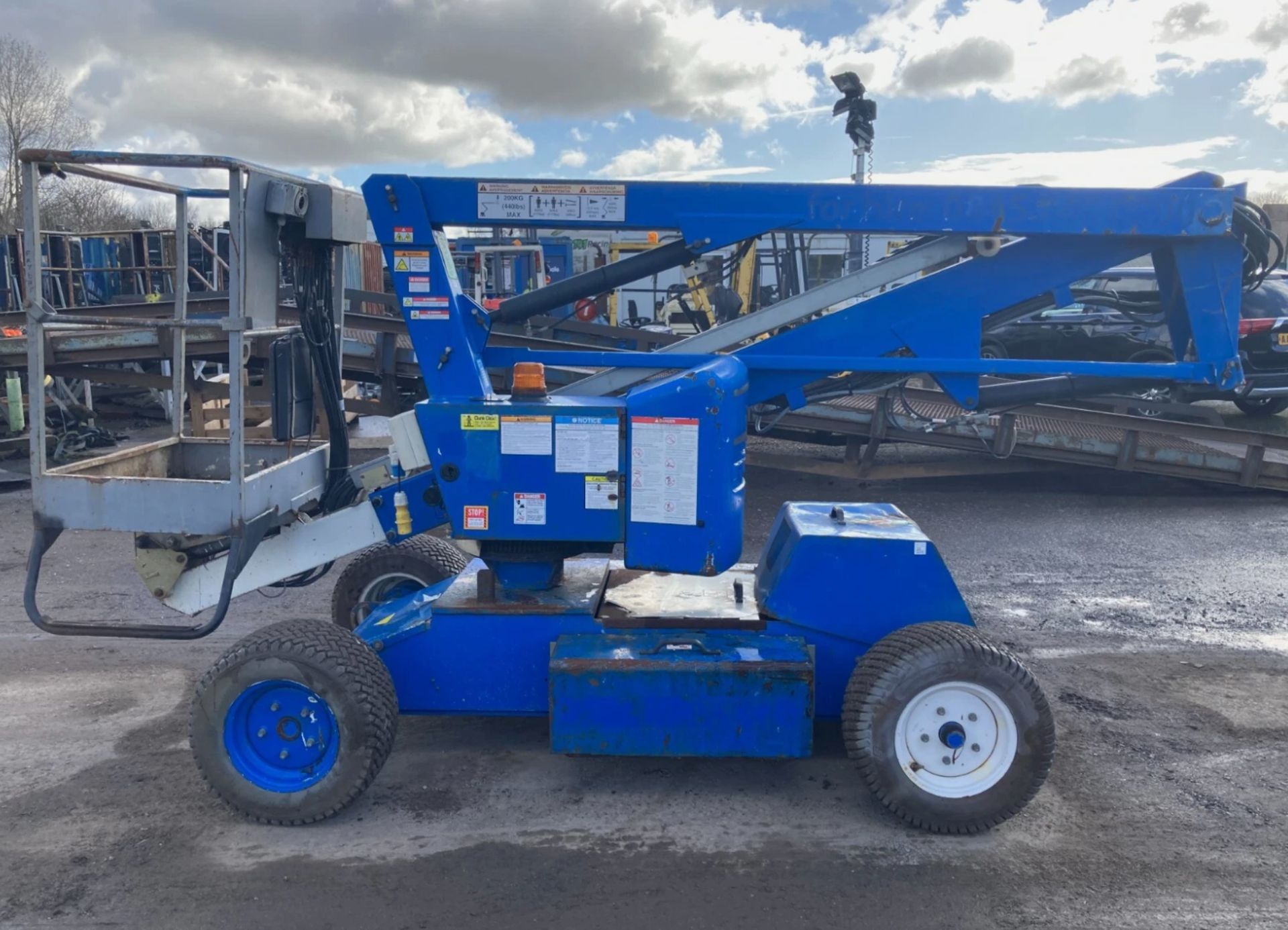 NIFTYLIFT HR12 CHERRY PICKER / SCISSOR LIFT – 2011 - Image 5 of 15