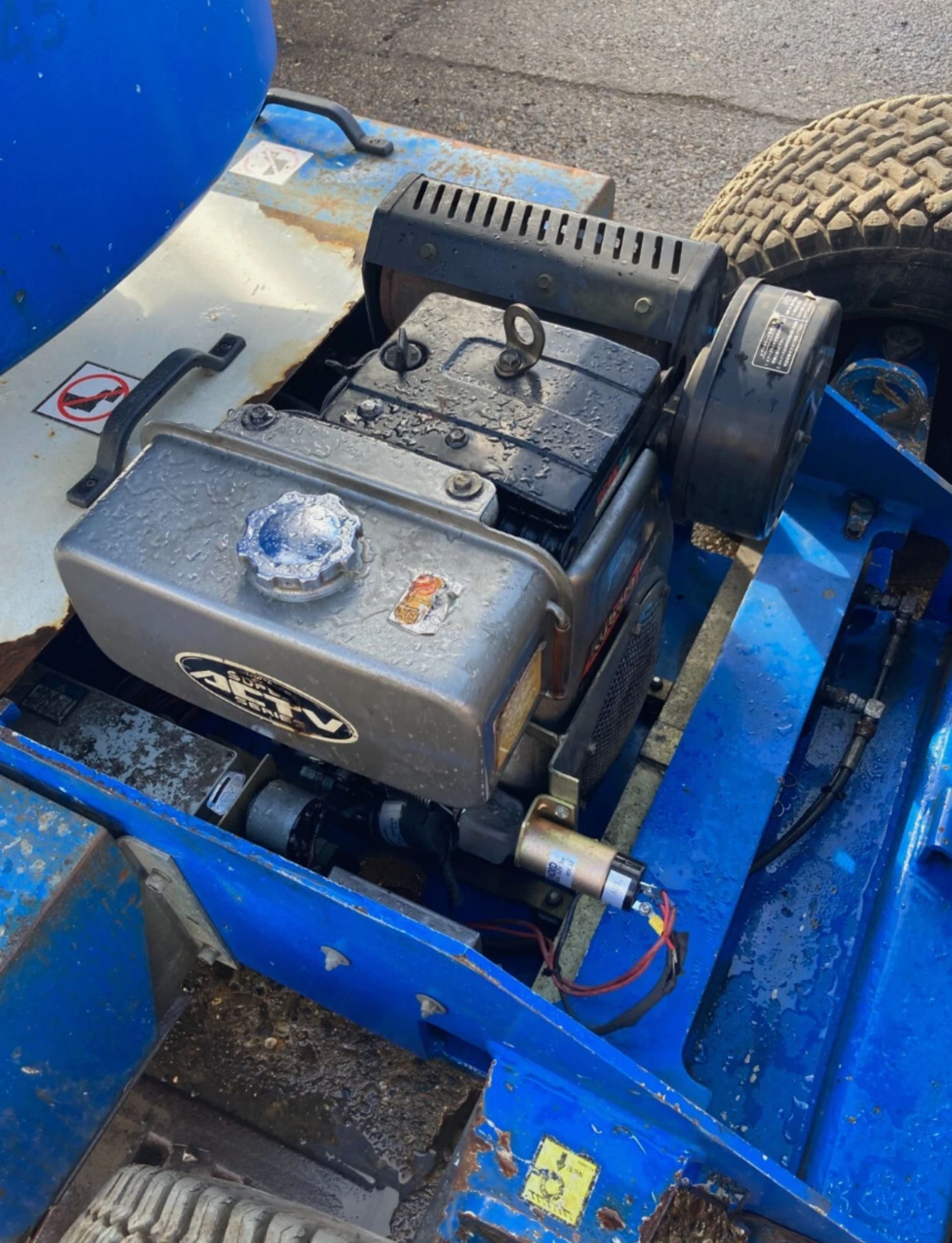 NIFTYLIFT HR12 CHERRY PICKER / SCISSOR LIFT – 2011 - Image 4 of 15