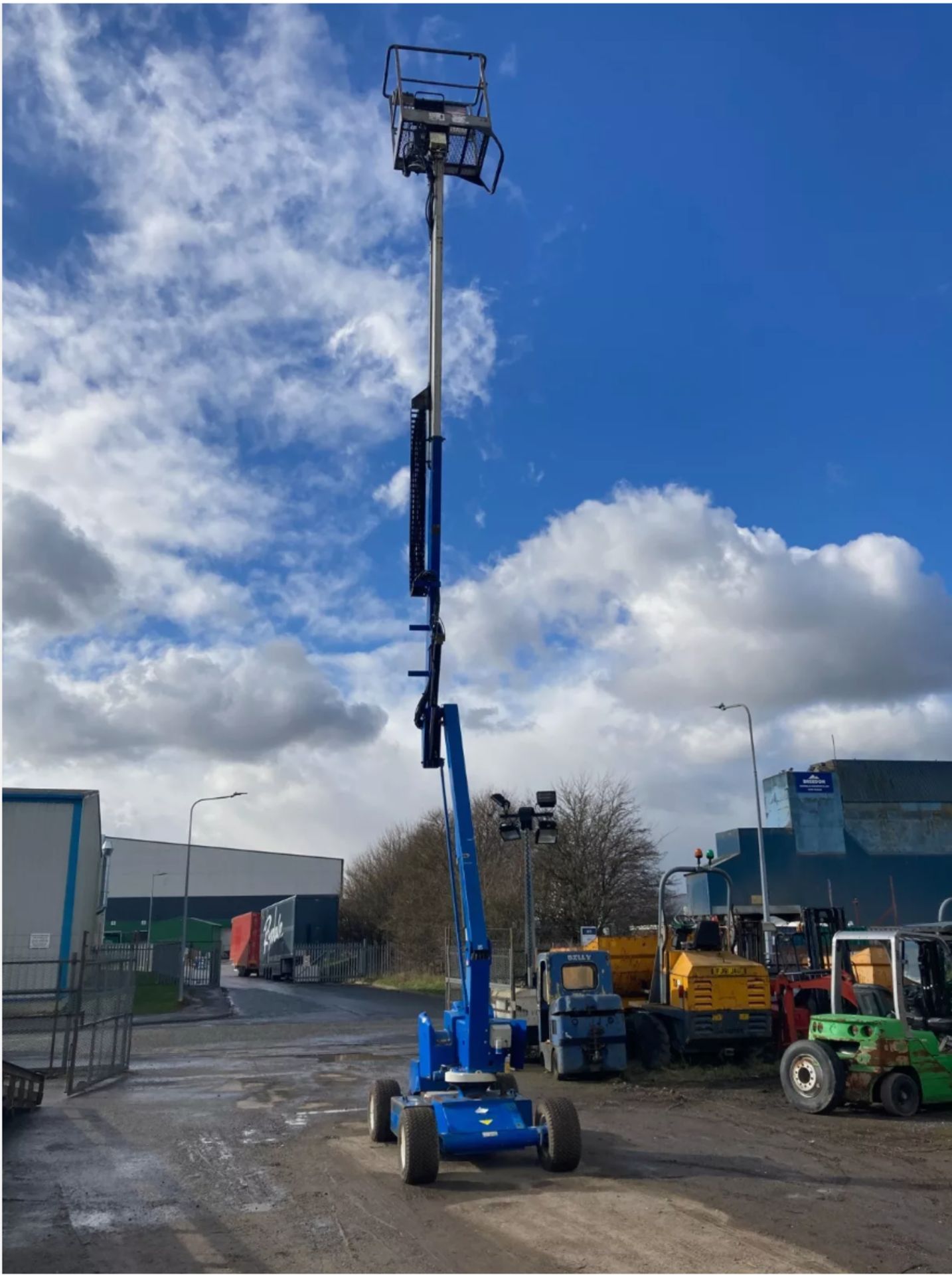 NIFTYLIFT HR12 CHERRY PICKER / SCISSOR LIFT – 2011 - Image 15 of 15