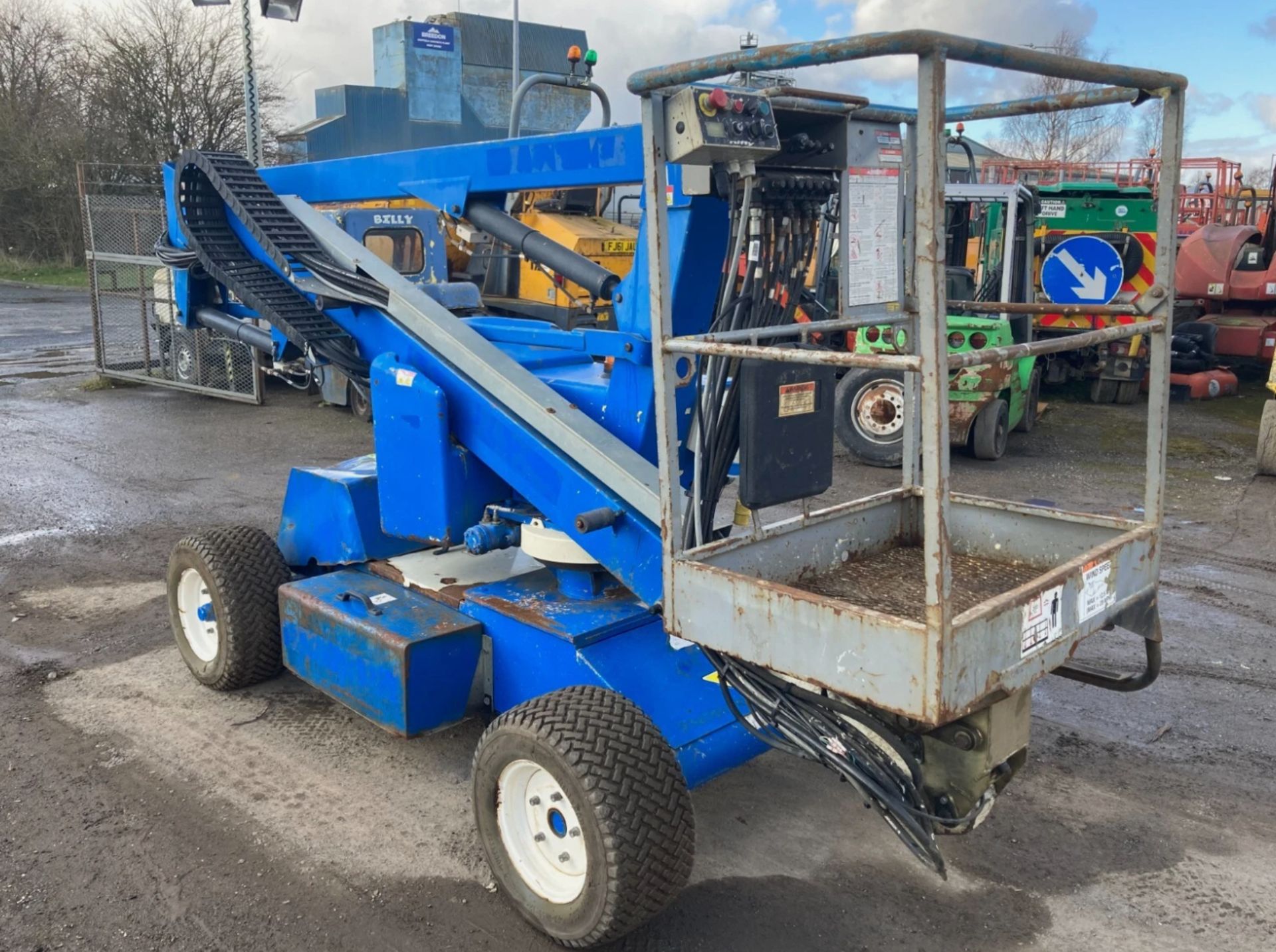 NIFTYLIFT HR12 CHERRY PICKER / SCISSOR LIFT – 2011 - Image 9 of 15