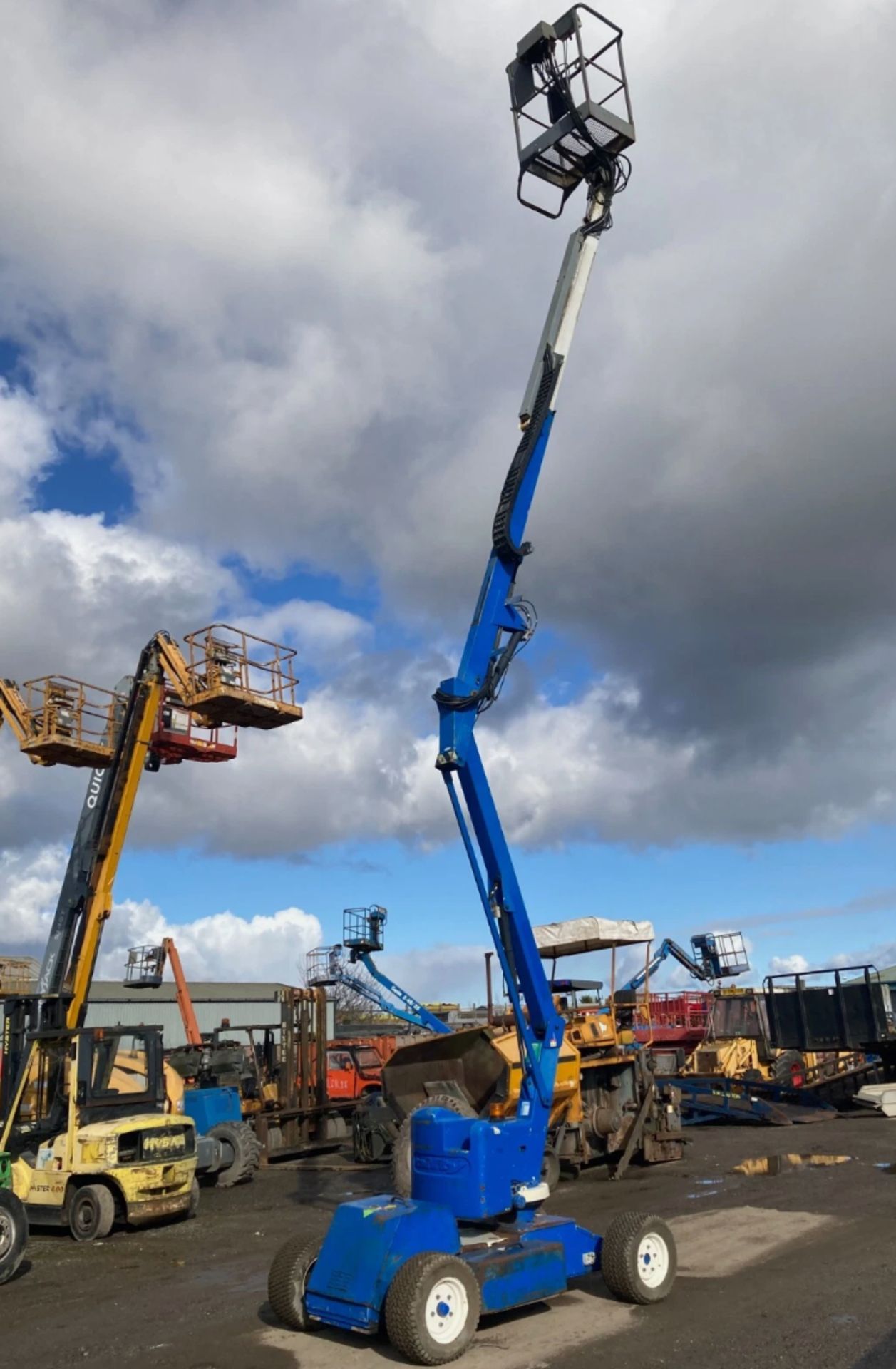 NIFTYLIFT HR12 CHERRY PICKER / SCISSOR LIFT – 2011 - Image 2 of 15