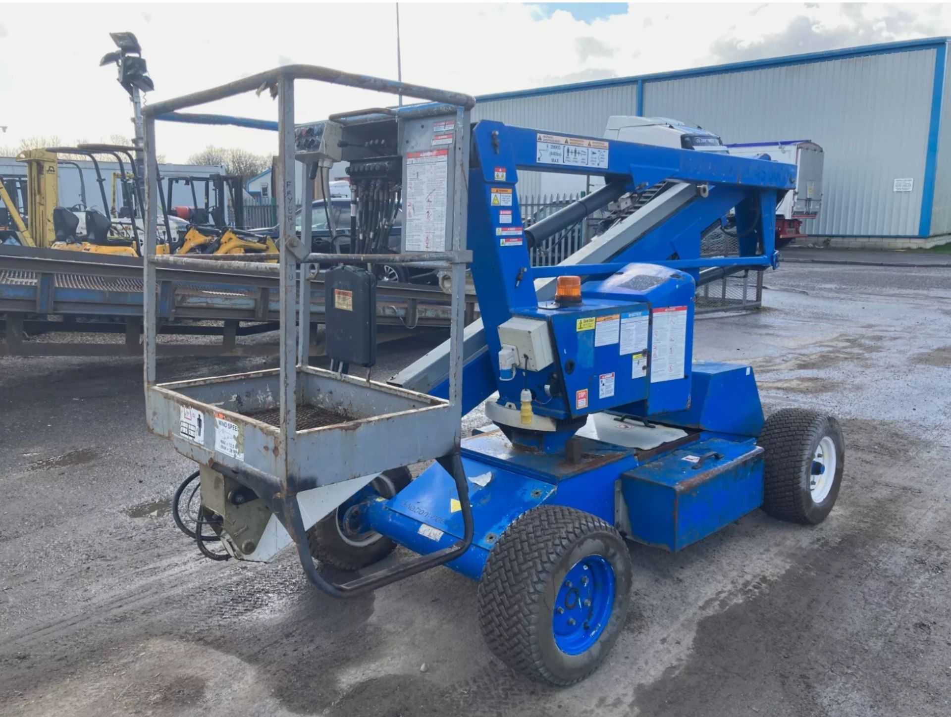 NIFTYLIFT HR12 CHERRY PICKER / SCISSOR LIFT – 2011 - Image 7 of 15