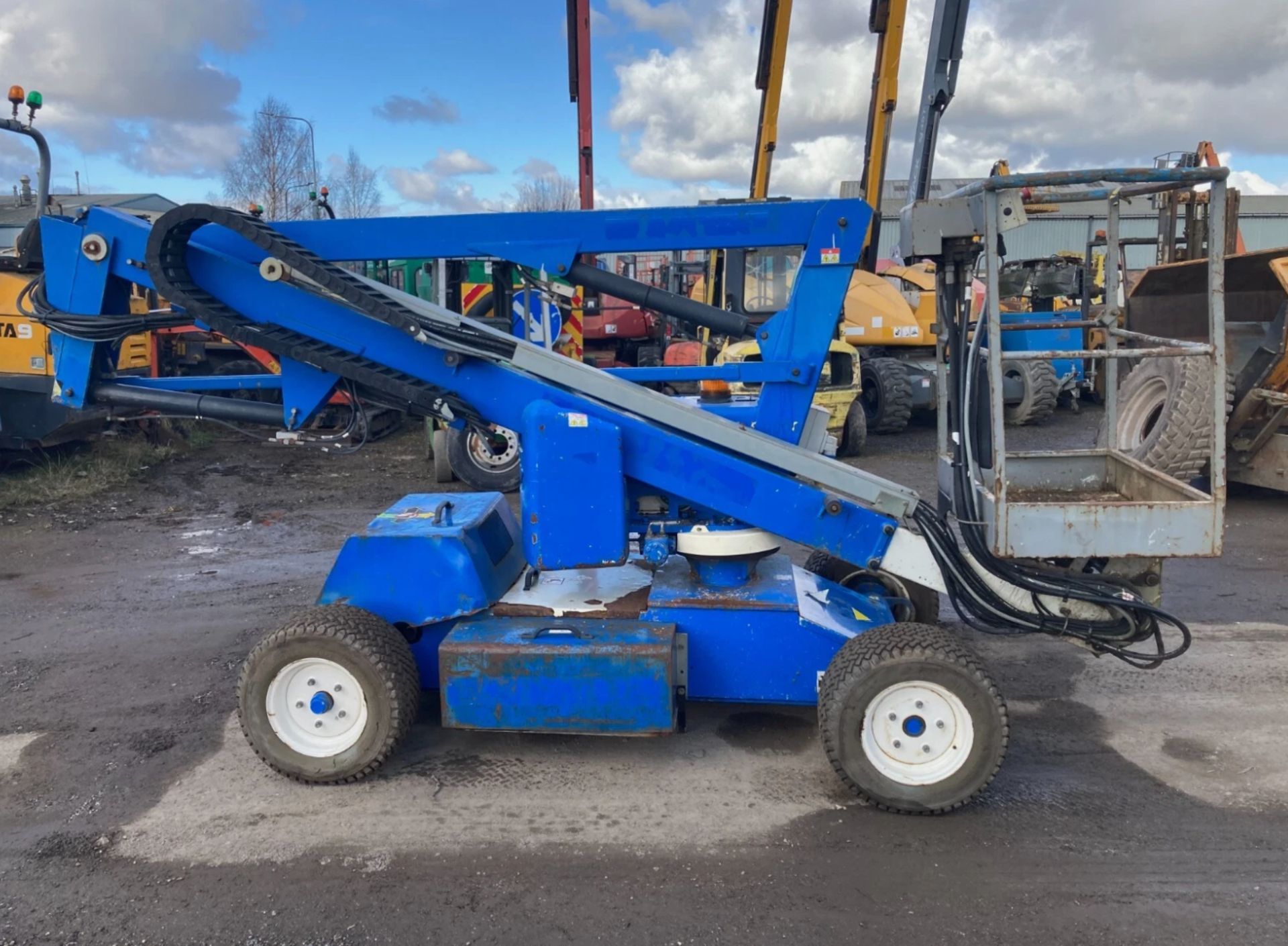 NIFTYLIFT HR12 CHERRY PICKER / SCISSOR LIFT – 2011 - Image 10 of 15