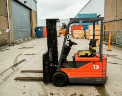 **(INCLUDES CHARGER)** 1995 TOYOTA 5EBE13 ELECTRIC FORKLIFT