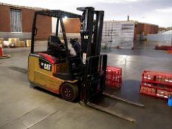 **(INCLUDES CHARGER)**CAT LIFT TRUCKS EP18CPNT – ELECTRIC 3-WHEEL FORKLIFT