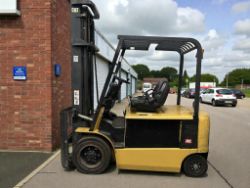 **(INCLUDES CHARGER)** 2004 CAT LIFT TRUCKS EP30K-PAC ELECTRIC FORKLIFT