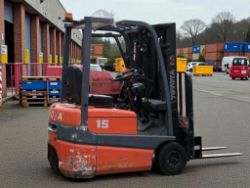 **(INCLUDES CHARGER)** 1999 TOYOTA FBESF15 1.5T ELECTRIC 3-WHEEL FORKLIFT 5,000MM LIFT