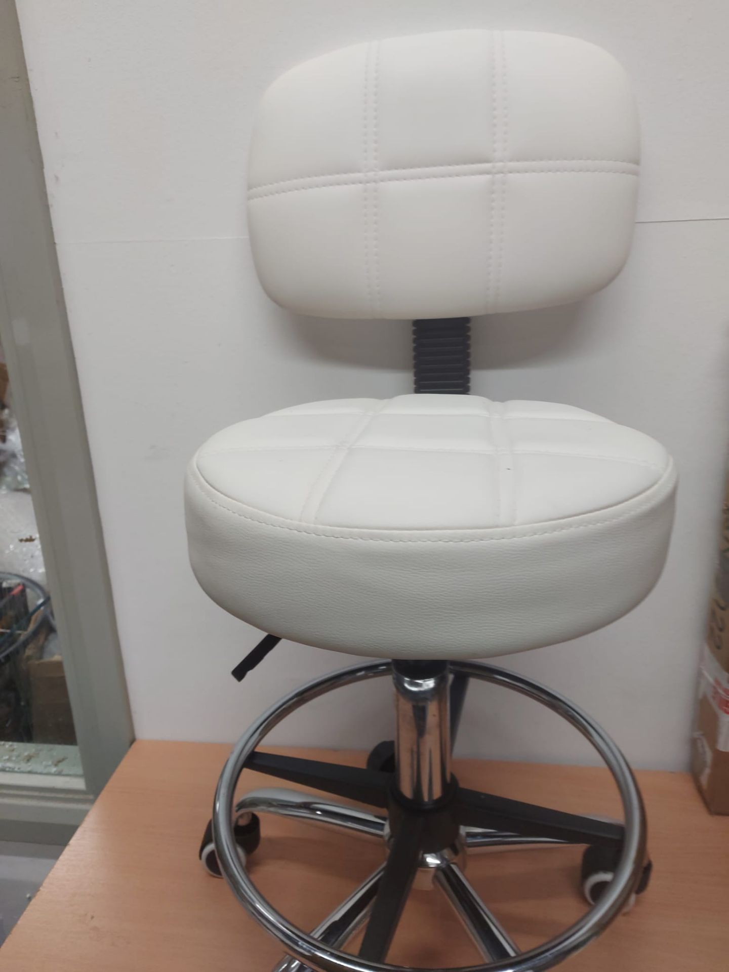 WHITE HAIR AND BEAUTY STOOL ADJUSTABLE NEW ON DISPLAY NEVER USE OUT OF BOX - Image 4 of 4