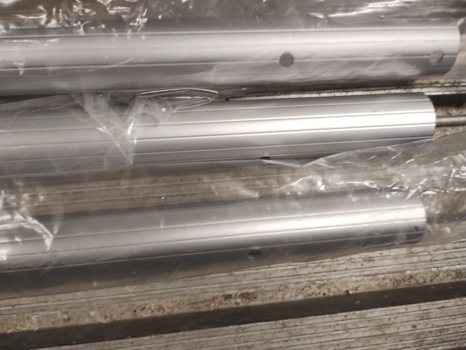 JOBLOT OF 3 - SWIMMING POOL ROUND ALUMINUM TELESCOPIC POLES - 2650MM LONG - BRAND NEW IN - Image 6 of 6