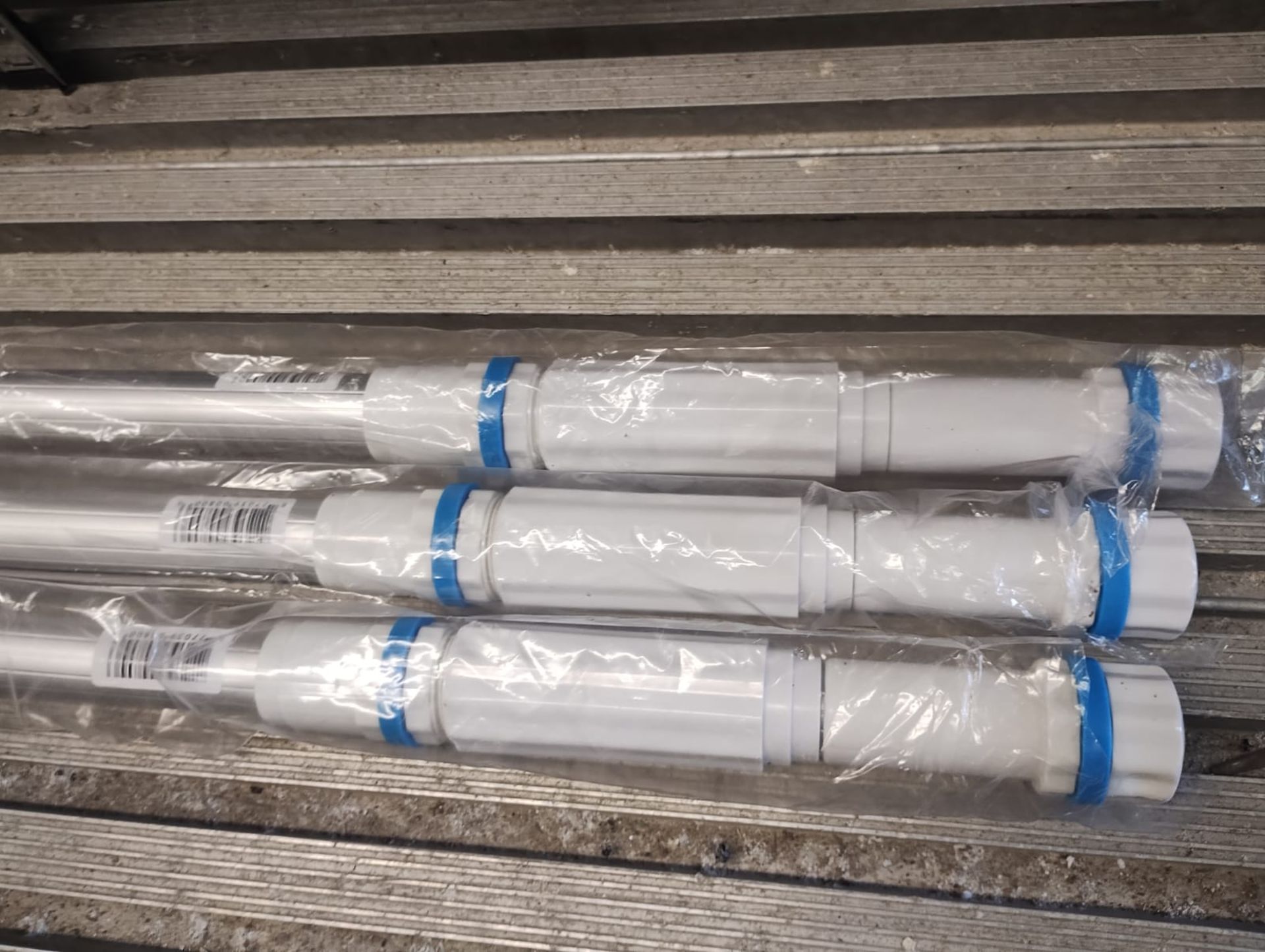 JOBLOT OF 3 - SWIMMING POOL ROUND ALUMINUM TELESCOPIC POLES - 2650MM LONG - BRAND NEW IN - Image 3 of 6