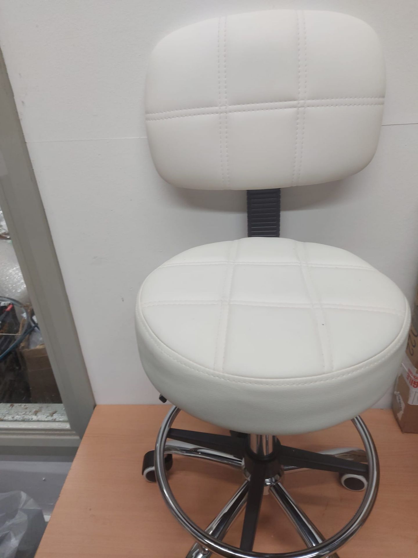 WHITE HAIR AND BEAUTY STOOL ADJUSTABLE NEW ON DISPLAY NEVER USE OUT OF BOX - Image 3 of 4