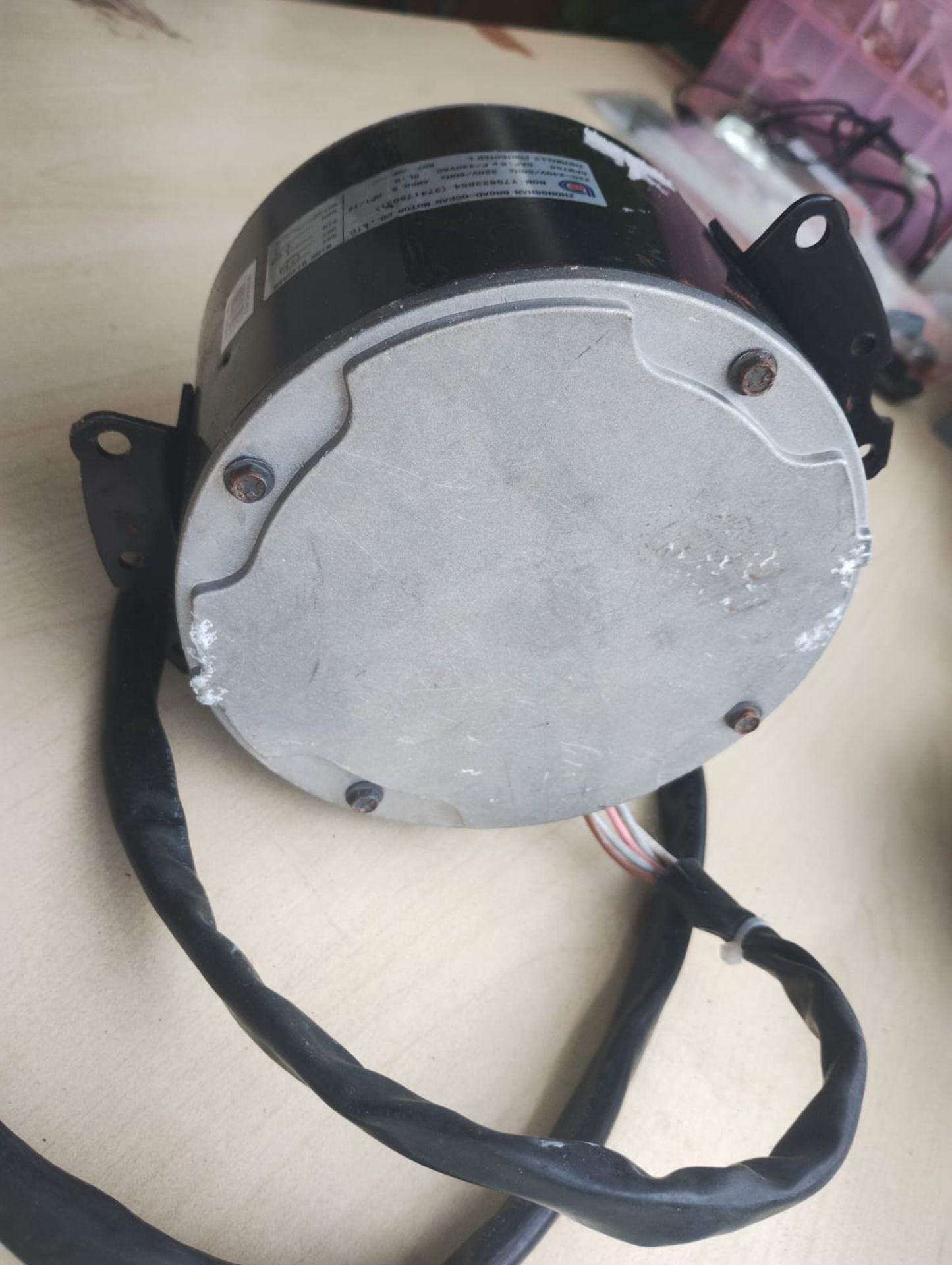 AIR CONDITIONING FAN MOTOR - Y7S623B54 - NEVER USED - Image 2 of 5