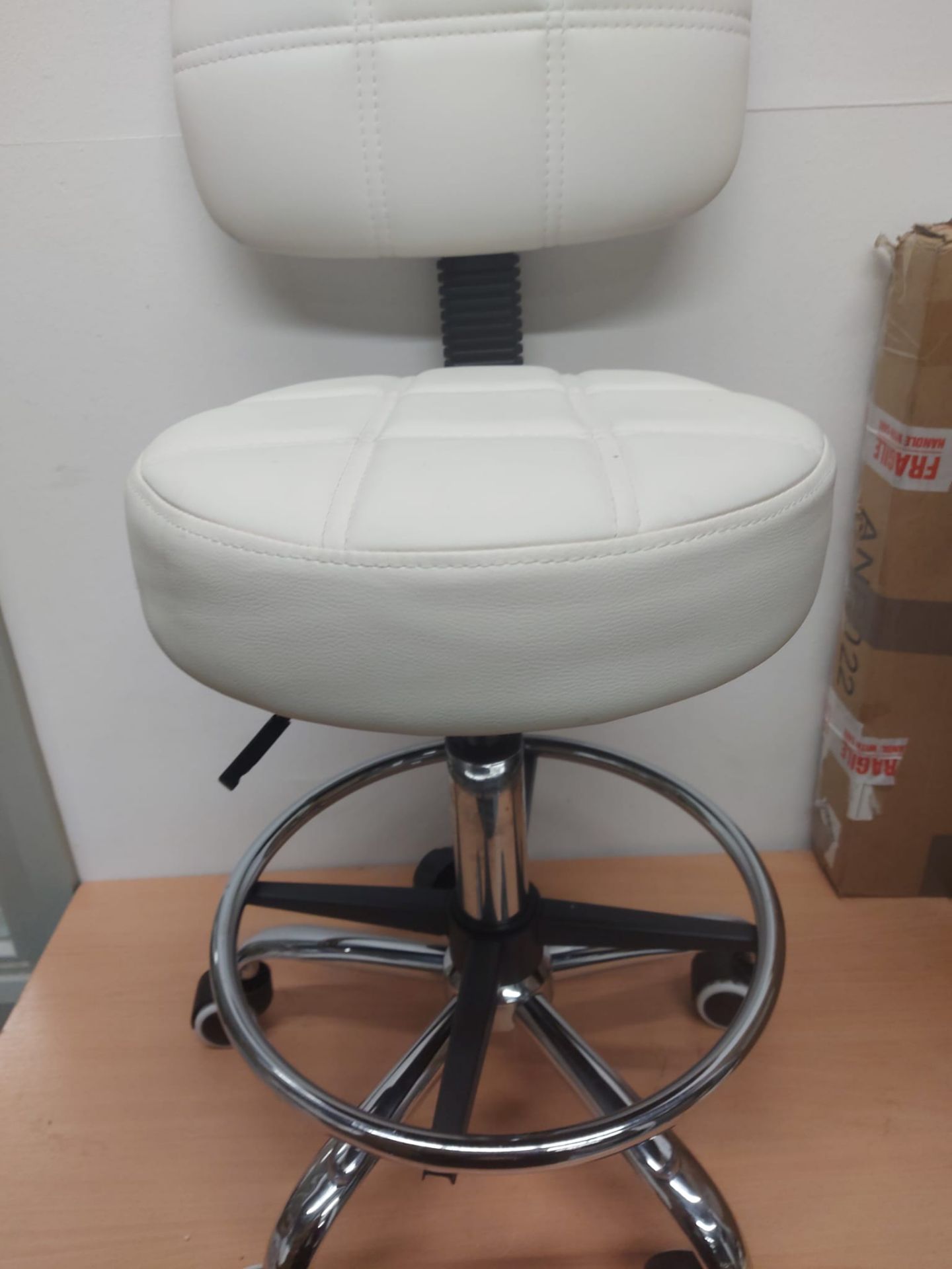WHITE HAIR AND BEAUTY STOOL ADJUSTABLE NEW ON DISPLAY NEVER USE OUT OF BOX - Image 2 of 4