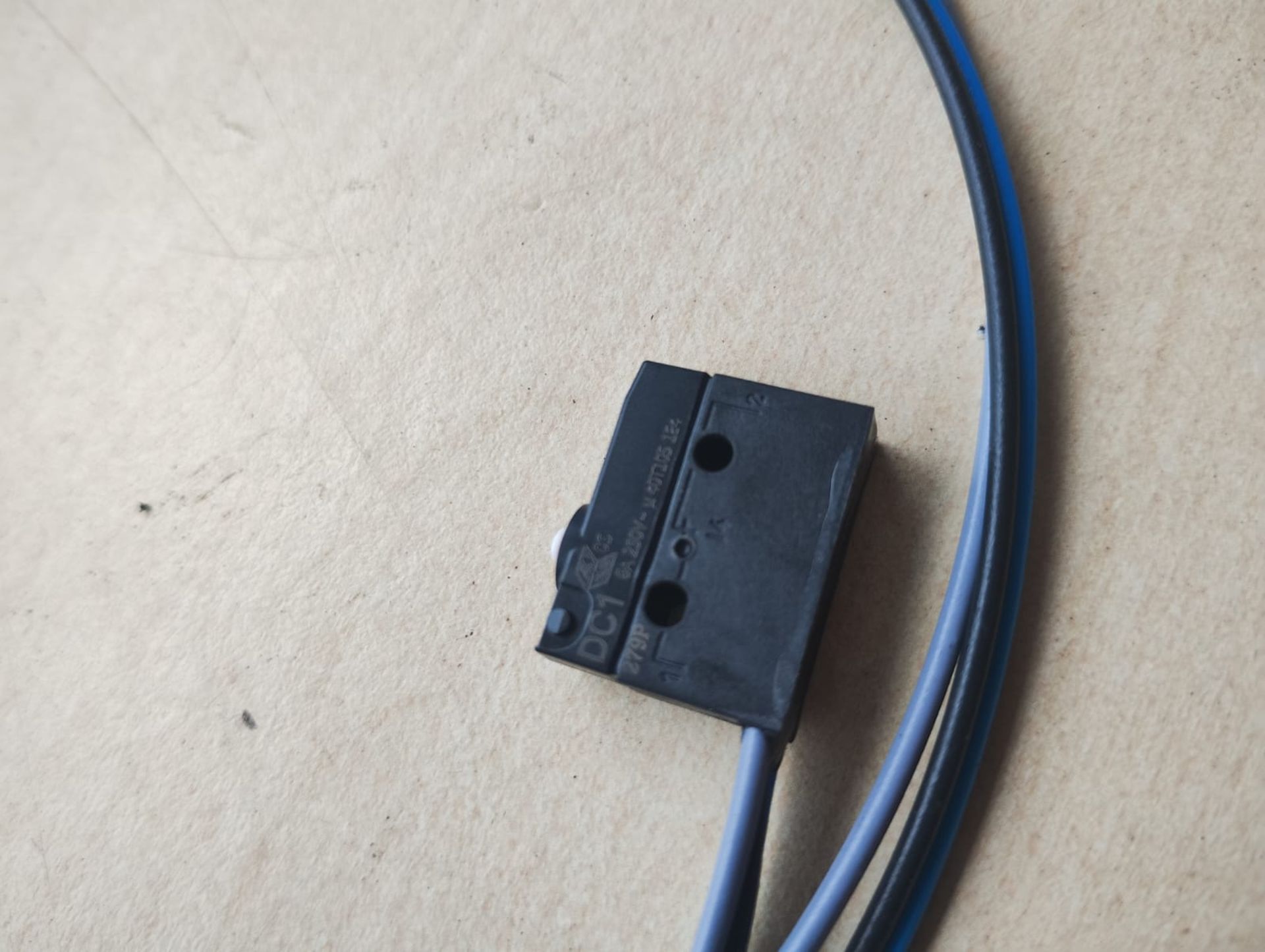 PC-00126 MICROSWITCH ROLLER LEVER 6A - NEW - Image 3 of 4