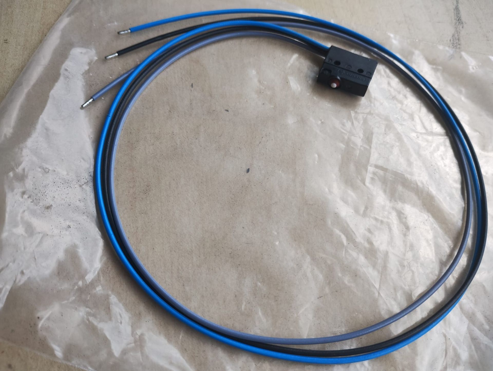 PC-00126 MICROSWITCH ROLLER LEVER 6A - NEW
