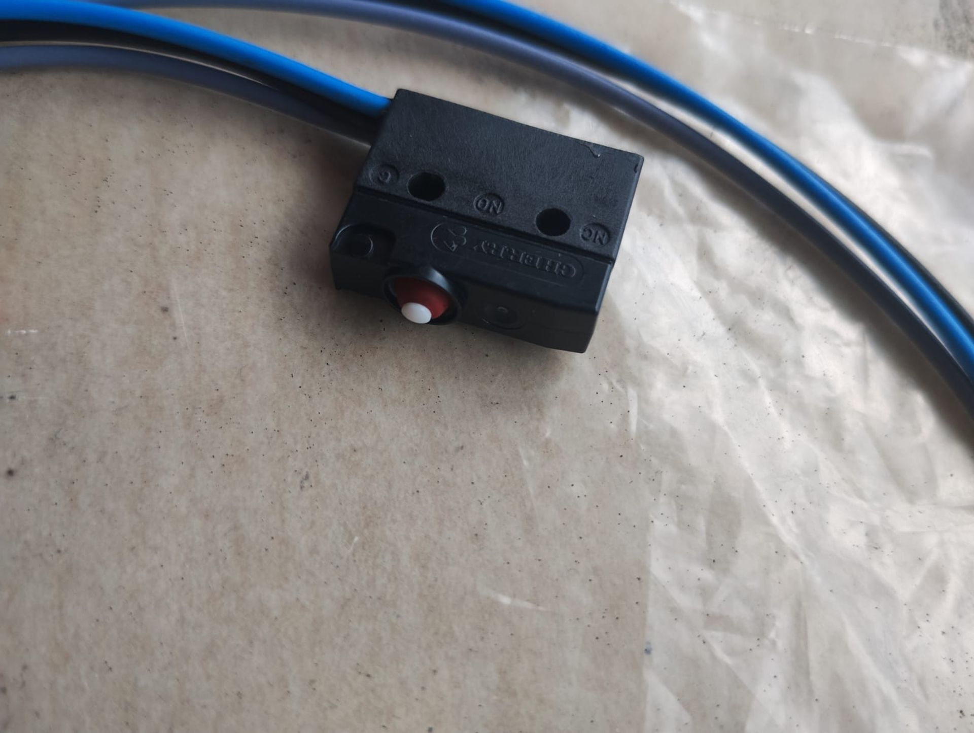 PC-00126 MICROSWITCH ROLLER LEVER 6A - NEW - Image 4 of 4