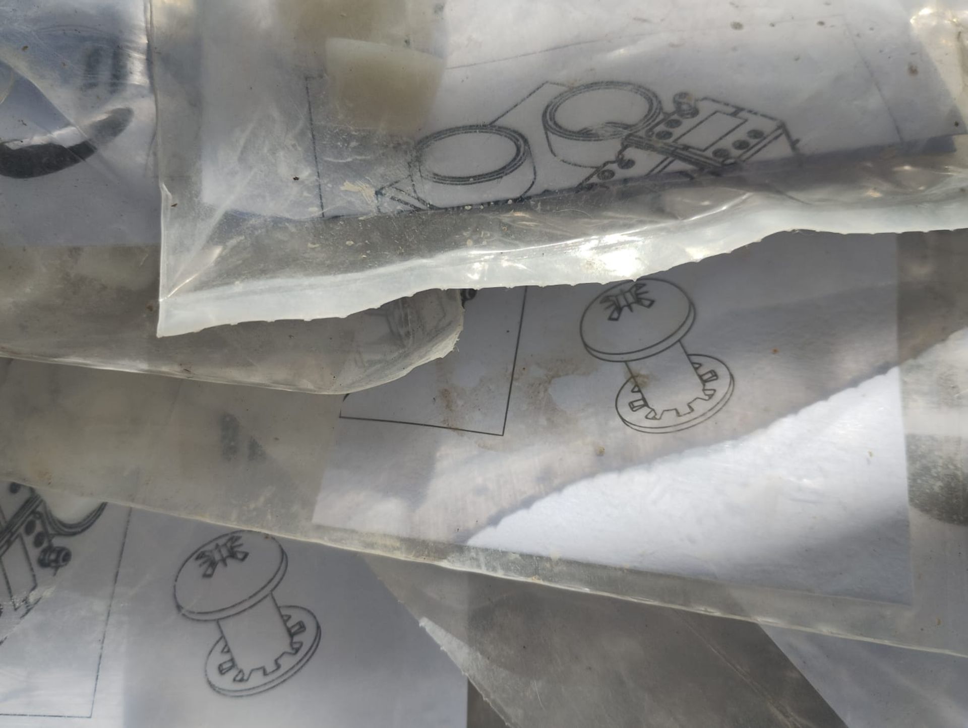 JOBLOT OF 150 APPROX - PACKS OF 4PSC WHITE SCREW IN CAPS - NEW IN ORIGINAL PACKS - Image 2 of 4